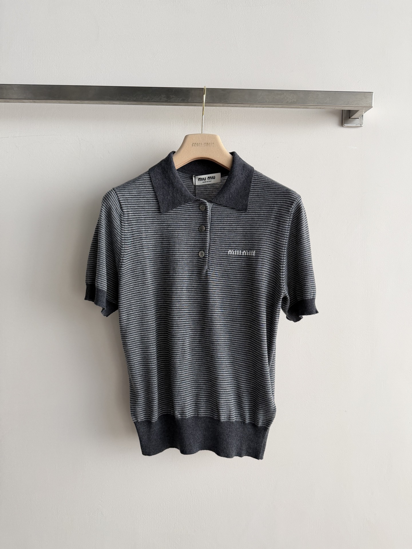 NO:925655,Miu Mi* new gray pinstripe contrasting Polo sweater, gray thin horizontal stripes and dark gray contrasting design, brand logo on the left chest. Regular fit, the fabric is cashmere, mulberry silk blended material, co-branded by Puma x Miu Miu  Polo, the upper body is very slim, a little handsome but not too neutral. Pair it with a light-colored denim skirt + loafers - a sweet-cool balance, the most popular combination. Pair it with high-waisted shorts + canvas shoes - a more casual direction, very easy to go out. SML,, miumiu, loafers, skirts, shorts,19860909Miu Mi*新款灰色细条纹撞色Polo针织衫,灰色细横条纹深灰撞色设计,左胸有品牌标.常规版型,面料是羊绒桑蚕丝混纺材质,Puma x Miu Miu 联名的 Polo,上身很显瘦,带点小帅气但不会太中性,搭浅色牛仔短裙+乐福鞋——甜酷平衡,出片率最高的搭配.搭高腰短裤+帆布鞋——更休闲的方向,出街很轻松.SML,,miumiu,loafers,skirts,shorts,,Women's clothing