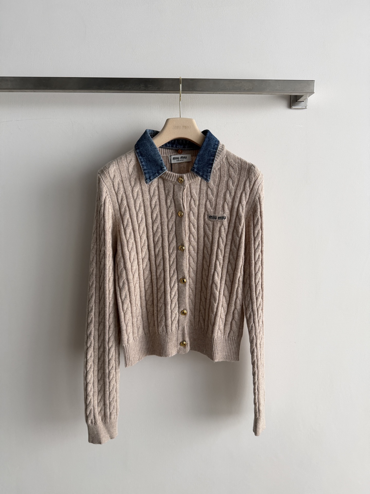 NO:924543,MiuMi* series new twist knitted cardigan, made of cashmere and wool blend, classic twist texture + denim splicing collar, retro and fashionable!  It is embellished with metal buttons and has perfect details. It is very suitable for early autumn. Whether it is worn with a short skirt or high-waisted jeans, it can easily create an elegant and casual style. It can be used in daily life or light formal occasions. It is practical and has a sense of design. It is a must-have for fashionistas!  SM,miumiu-clothing,miumiu,skirts,jeans,19860909MiuMi*系列新款麻花针织开衫,采用羊绒羊毛混纺,经典麻花纹理+牛仔拼接领,复古又时髦！金属纽扣点缀,细节满分,初秋穿搭超合适.无论配短裙还是高腰牛仔裤,都能轻松打造优雅休闲风,日常或轻正式场合都能驾驭,实用又有设计感,时髦精必入！SM,缪缪-服装,miumiu,skirts,jeans,,Women's clothing