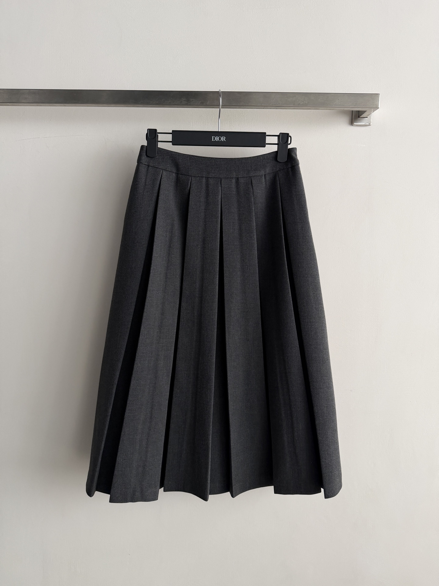 NO:924520,Dio*26 new early autumn pleated skirt has elegant wide pleats, making you walk elegantly and smartly, releasing exquisite charm. The mid-high waist A version is super slim and tall!  The cut of moderate length is simple and elegant, with a sense of high-end and artistic temperament, and is very wearable!  SML-, Dior-clothing, dior, dior, skirts, are all-purpose items in your wardrobe whether you wear them for daily shopping or commuting.19860909Dio*26早秋新款百褶半身裙优雅的宽褶裥,走路飘逸灵动 释放精致魅力中高腰A版型超显瘦显高！长度适中的剪裁简洁大方,自带高级感和文艺气质 实穿度拉满！无论日常逛街通勤穿搭都 衣橱里的万能单品SML-,迪奥-服装,dior,dior,skirts,,Women's clothing