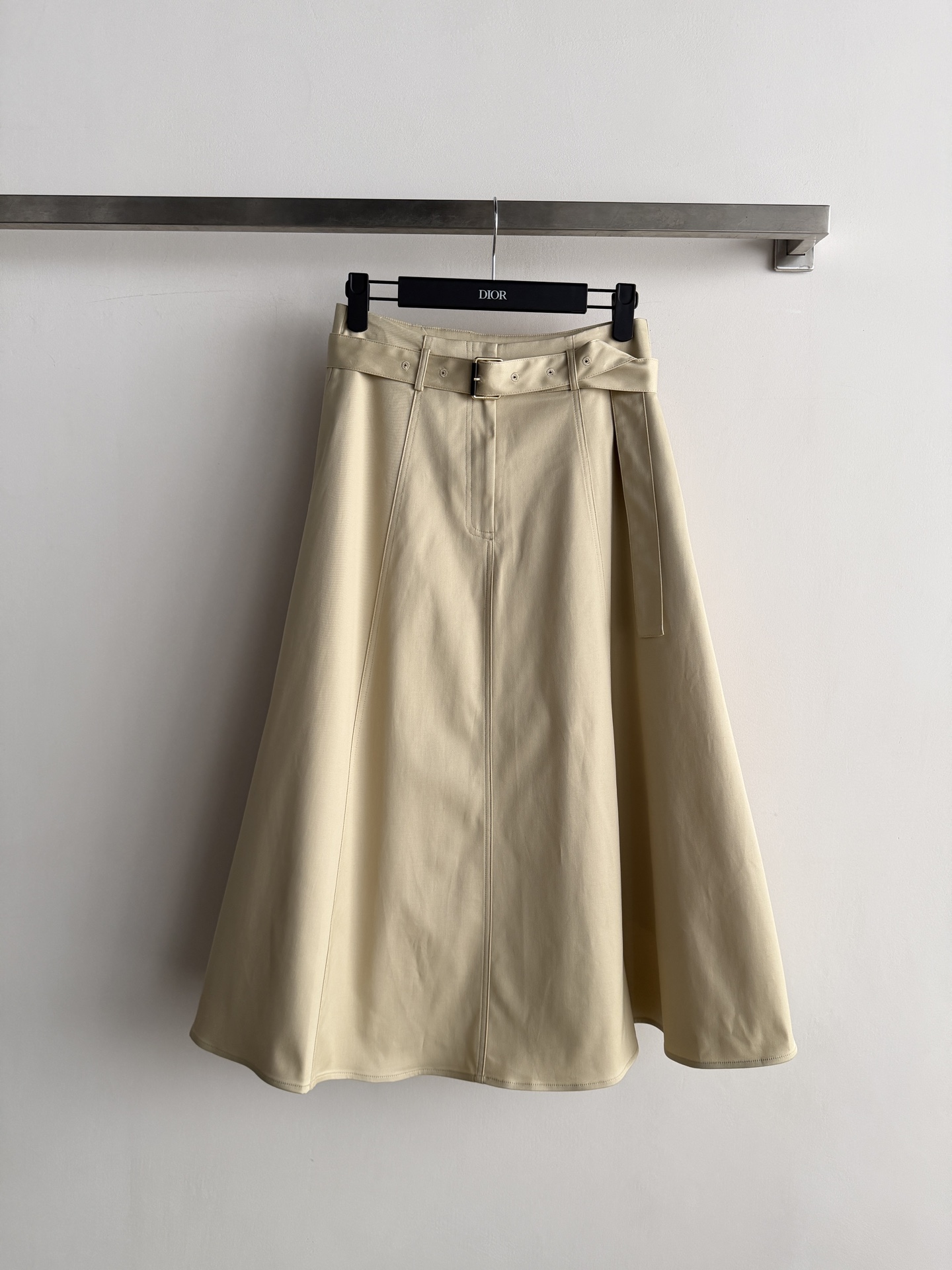 NO:924528,Dio*26 early autumn high-waisted A-line wide-hem skirt is made of drapey fabrics with three-dimensional tailoring. The umbrella-shaped skirt is naturally elegant and modifies the leg shape, covers the hips and makes you look slimmer. It is friendly to pear-shaped figures. The high-waisted design is paired with a belt of the same fabric to enhance the waistline and optimize body proportions!  It can be easily used for commuting, dating, and daily life. Pair it with a shirt or knitted top, and you can easily get the French intellectual style. It has both temperament and practicality and is a must-have item in the wardrobe. SML-, Dior-clothing, dior, dior, skirts, shirts,19860909Dio*26早秋高腰A字阔摆裙采用垂感面料,立体的剪裁 伞状裙摆自然飘逸修饰腿型,遮胯显瘦,对梨形身材友好高腰设计配上同布次腰带,提升腰线,优化身材比例！通勤、约会、日常都能轻松驾驭.搭配衬衫或针织上衣,法式知性风轻松get,气质与实用性兼具是衣橱必备单品SML-,迪奥-服装,dior,dior,skirts,shirts,,Women's clothing