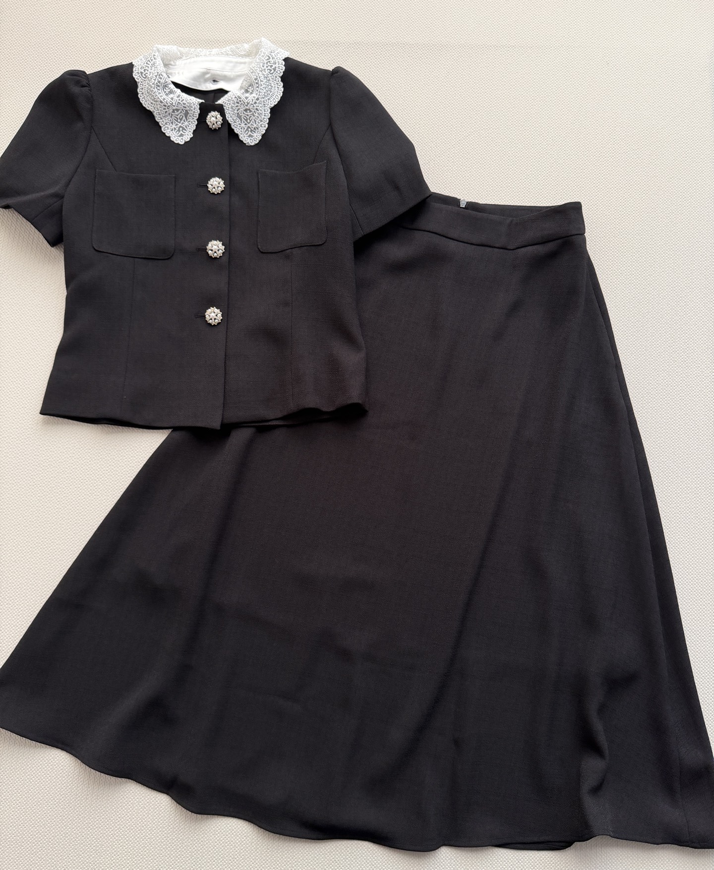 NO:924513,The new 26 early autumn new small fragrance suit short-sleeved top has a waist-cinching design that can modify your body shape very well!  The spliced ​​lace doll collar adds sweetness and retro feel. The A-line cut of the skirt covers the flesh and makes the body slimmer. The fabric has a good drape. It is quite wide and not easy to wrinkle. The upper body is dignified and elegant. Paired with high heels or small leather shoes, the temperament is straightened out and it is easy to create an intellectual and high-end sense. SML-, Chanel-clothing, chanel, high heels, skirts, T-shirt,19860909新款26早秋新款小香风套装短袖上衣收腰版型设计 能很好的修饰身形！拼接了蕾丝娃娃领 增添了甜美与复古感半裙A字剪裁比较遮肉显瘦 面料垂坠感较好 挺阔不易皱一套上身端庄优雅 搭配高跟鞋或小皮鞋,气质直接拉满轻松打造知性高级感SML-,香奈儿-服装,chanel,high heels,skirts,T-shirt,,Women's clothing