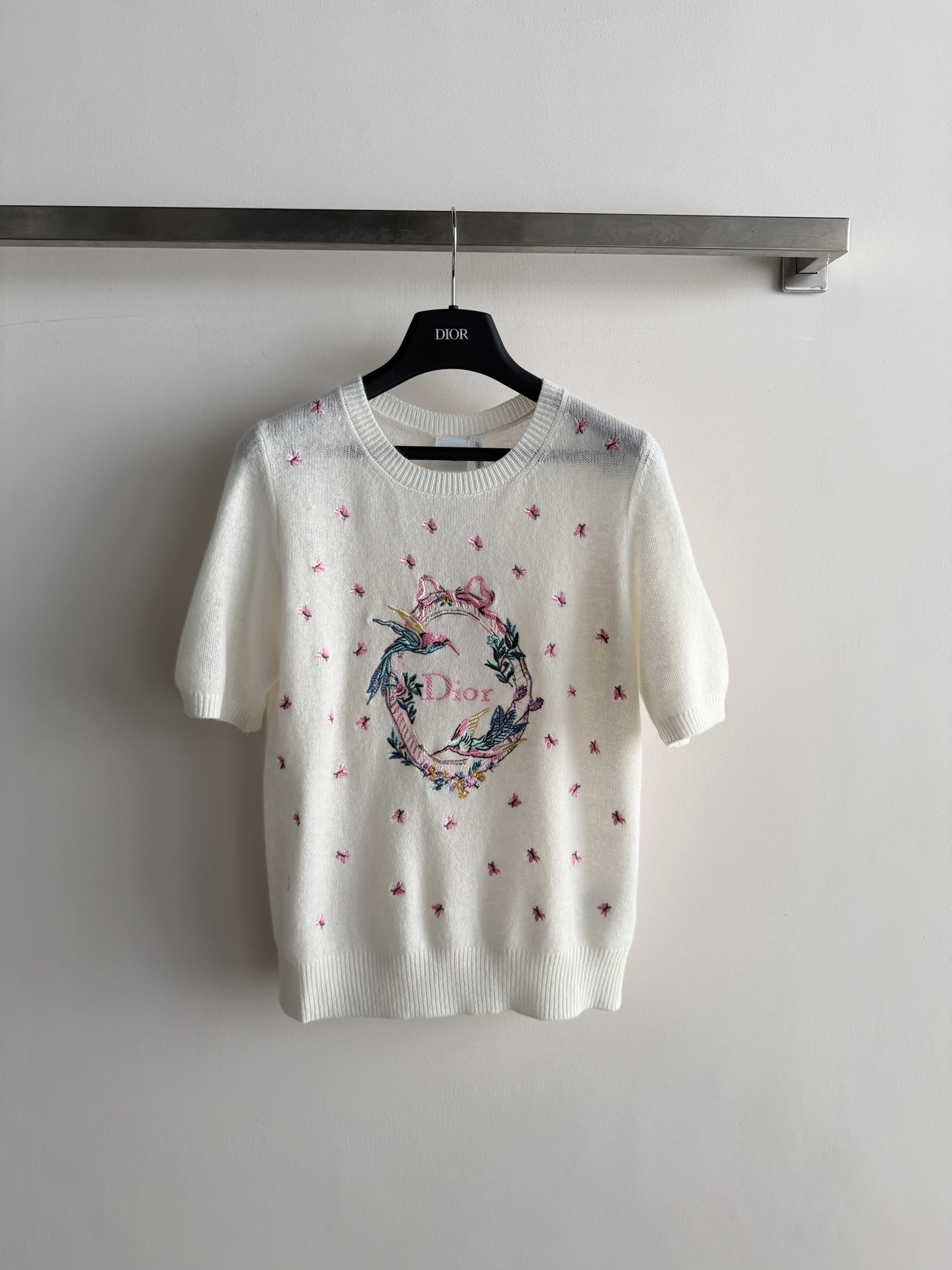 NO:924500,Dio*'s new floral embroidered knitted short-sleeves, milky white knitted base, large wreath embroidered pattern on the chest, with two colorful birds and  The word Dio* is embellished with pink flowers scattered around. The regular version, the overall style is sweet and cool girl style with a pink skirt + pink bag - the whole set is pink and white, full of girly feeling, it is very photogenic when taking photos on the street. Pair it with white wide-leg pants + white shoes -  A more refreshing and everyday direction, suppress the fancy feeling of embroidery, wear a denim skirt + canvas shoes - a sweet and cool balance, relaxed and not too grand. SML, Dior-clothing, dior, dior, skirts, T-shirt,19860909Dio*新款花卉刺绣针织短袖,奶白色针织打底,胸前大花环刺绣图案,里面有两只彩色鸟和 Dio*字样,周围散落粉色小花点缀.常规版型,整体走的是甜酷少女风搭粉色半裙+粉色包包——整套粉白色系,少女感拉满,出街拍照很出片.搭白色阔腿裤+小白鞋——更清爽日常的方向,压住刺绣的花哨感,搭牛仔半裙+帆布鞋——甜酷平衡,松弛又不会太隆重.SML,迪奥-服装,dior,dior,skirts,T-shirt,,Women's clothing