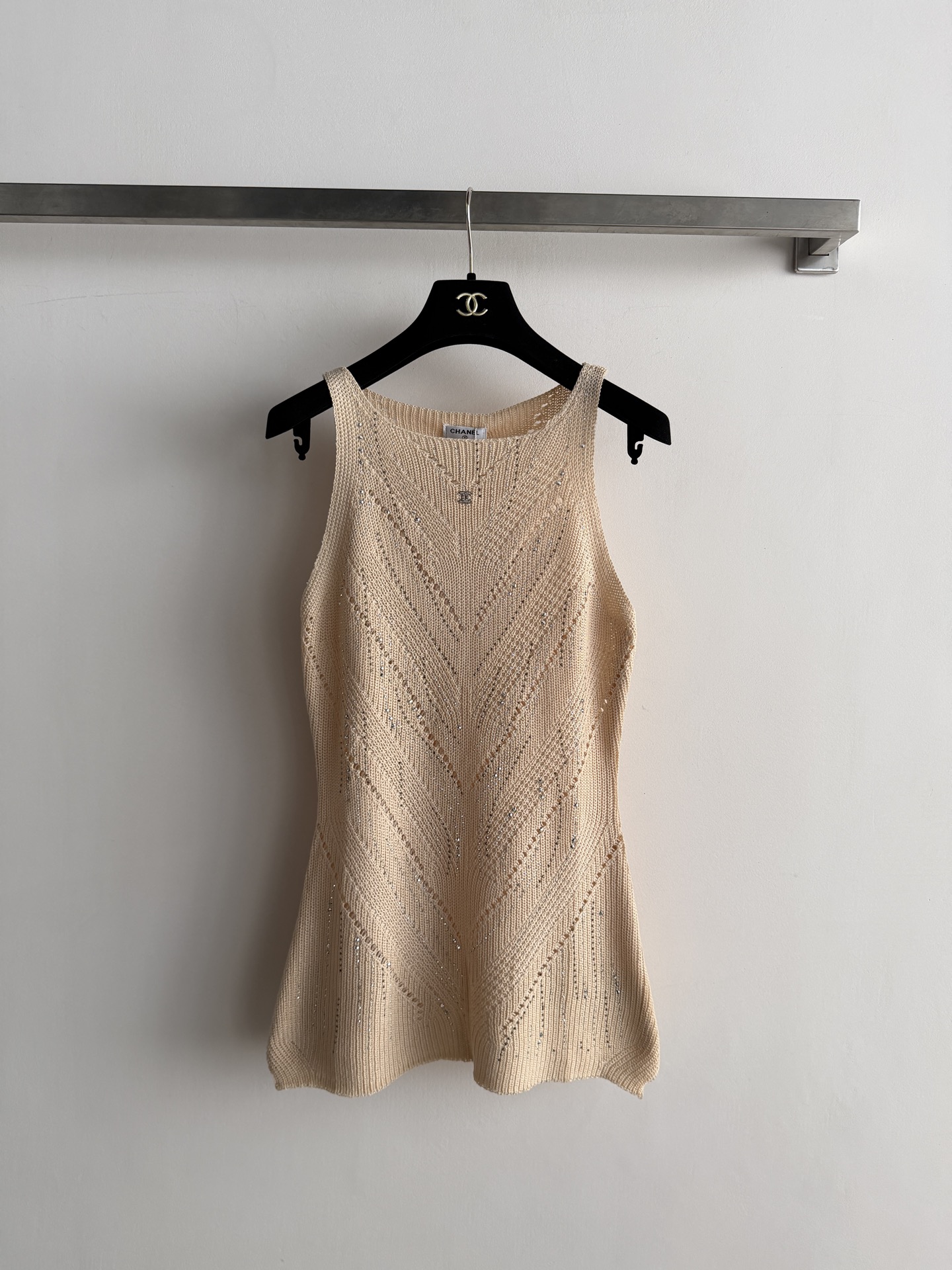 NO:925636,CHANE*26 new early autumn hot diamond sleeveless waist vest sleeveless vest style, easily showing the collarbone and shoulder lines, super feminine. The knitted fabric is soft and close to the body, and looks good no matter how you wear it. It outlines the perfect body curve and makes you look hot!  Hot diamond design, bling bling, full of details. Wear it and you will be the one with the highest turn-around rate on the street. Hurry up and get it together. Let’s be a fashionable hottie in autumn. SML-,,chanel,19860909CHANE*26早秋新款烫钻无袖收腰背心无袖背心款式,轻松展现锁骨和肩部线条,超有女人味 针织面料柔软贴身,怎么穿都好看 勾勒完美身材曲线,辣妹感爆棚！烫钻设计bling bling闪 细节感满满穿上它,你就是街头回头率最高的赶紧get起来,一起做秋天的时尚辣妹吧SML-,,chanel,,Women's clothing