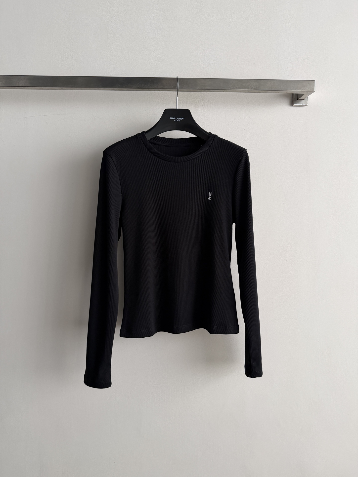 NO:925581,SaintLauren*26FW new classic small label long-sleeved T-shirt, made of black pure cotton, soft and skin-friendly, slim fit and showing off your body curves. The small embroidery on the left chest is simple and recognizable, and it is OK to wear alone or layered with it!  It can be easily worn for layering in autumn and winter, for commuting and leisure, it is versatile and easy to wear, and it is a must-have basic item in your wardrobe!  SML,,saint laurent,tees,t-shirt,19860909SaintLauren*26FW新款经典小标长袖T恤,黑色纯棉材质,柔软亲肤,修身剪裁超显身材曲线.左胸小刺绣,简约又有辨识度,单穿或内搭都很OK！秋冬叠穿、通勤休闲都能轻松驾驭,百搭不挑人,是衣橱必备基础款！ＳＭＬ,,saint laurent,tees，t-shirt,,Women's clothing