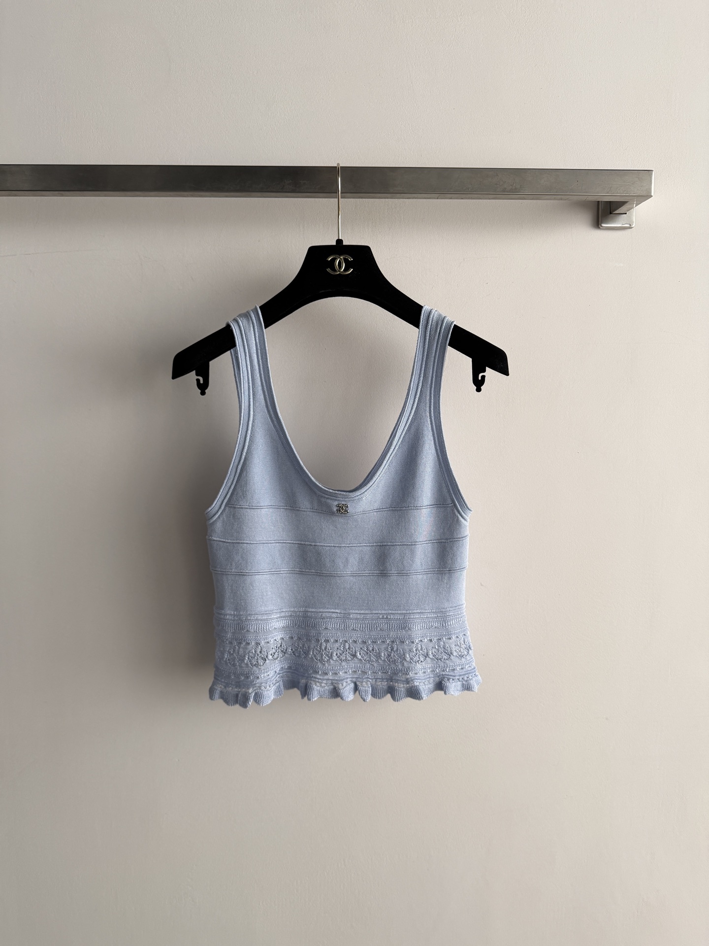 NO:925611,CHANE's latest pitted knitted two-piece set, short camisole knitted top + high-waisted pitted fishtail skirt, vertical pitted textured fabric is stretchy, the overall shape is slim and shows the waistline, the ruffles on the skirt are expanded outwards. The upper body is very elegant and good-looking SML,,chanel,skirts,19860909CHANE*新款坑条针织两件套,短款吊带背心针织上衣+高腰坑条鱼尾半裙,竖坑条肌理面料有弹力,整体版型修身显腰线,裙摆荷叶边外扩.上身非常气质好看SML,,chanel,skirts,,Women's clothing