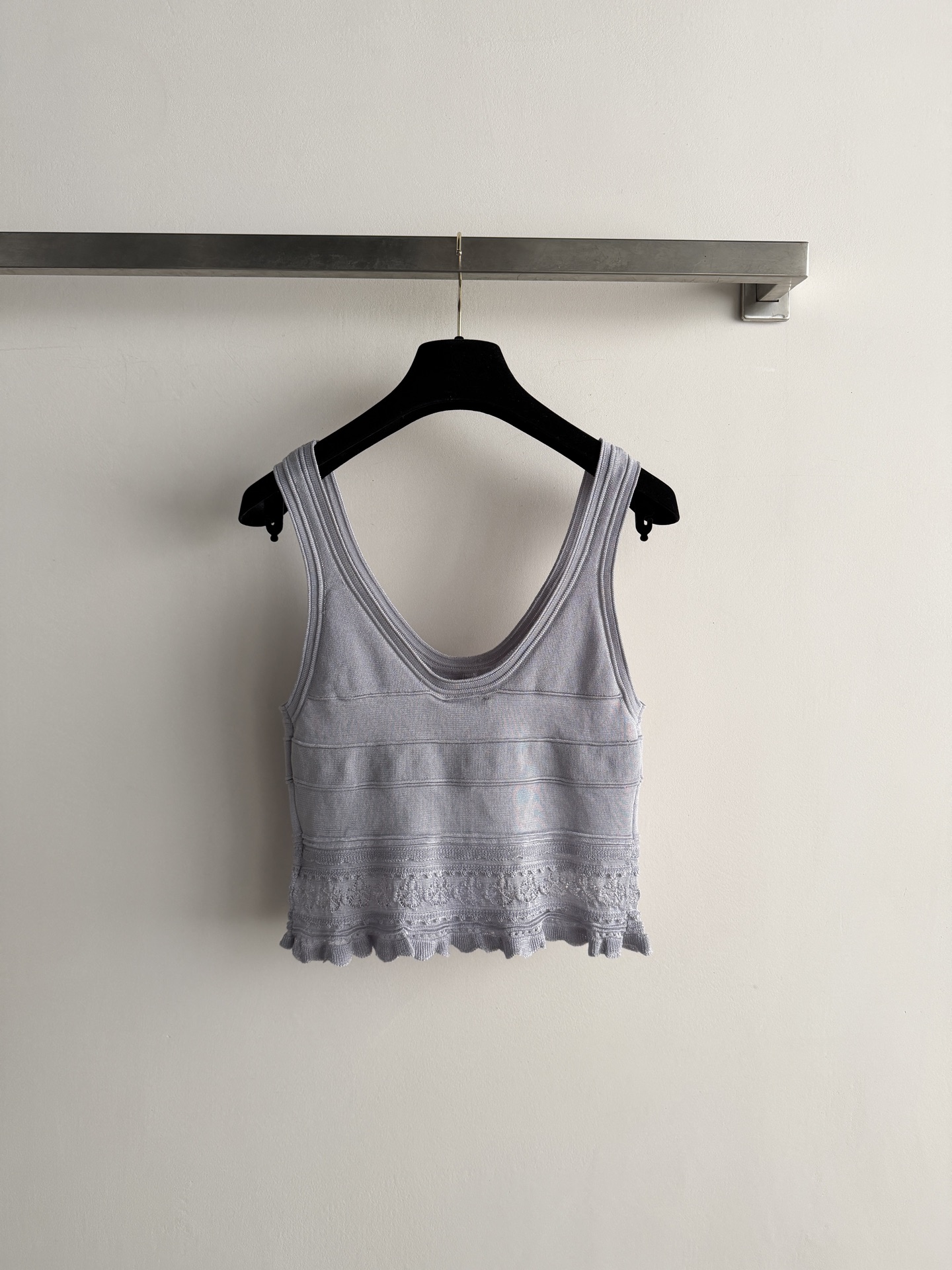 NO:925591,CHANE's latest pitted knitted two-piece set, short camisole knitted top + high-waisted pitted fishtail skirt, vertical pitted textured fabric is stretchy, the overall shape is slim and shows the waistline, the ruffles on the skirt are expanded outwards. The upper body is very elegant and good-looking SML,,chanel,skirts,19860909CHANE*新款坑条针织两件套,短款吊带背心针织上衣+高腰坑条鱼尾半裙,竖坑条肌理面料有弹力,整体版型修身显腰线,裙摆荷叶边外扩.上身非常气质好看SML,,chanel,skirts,,Women's clothing