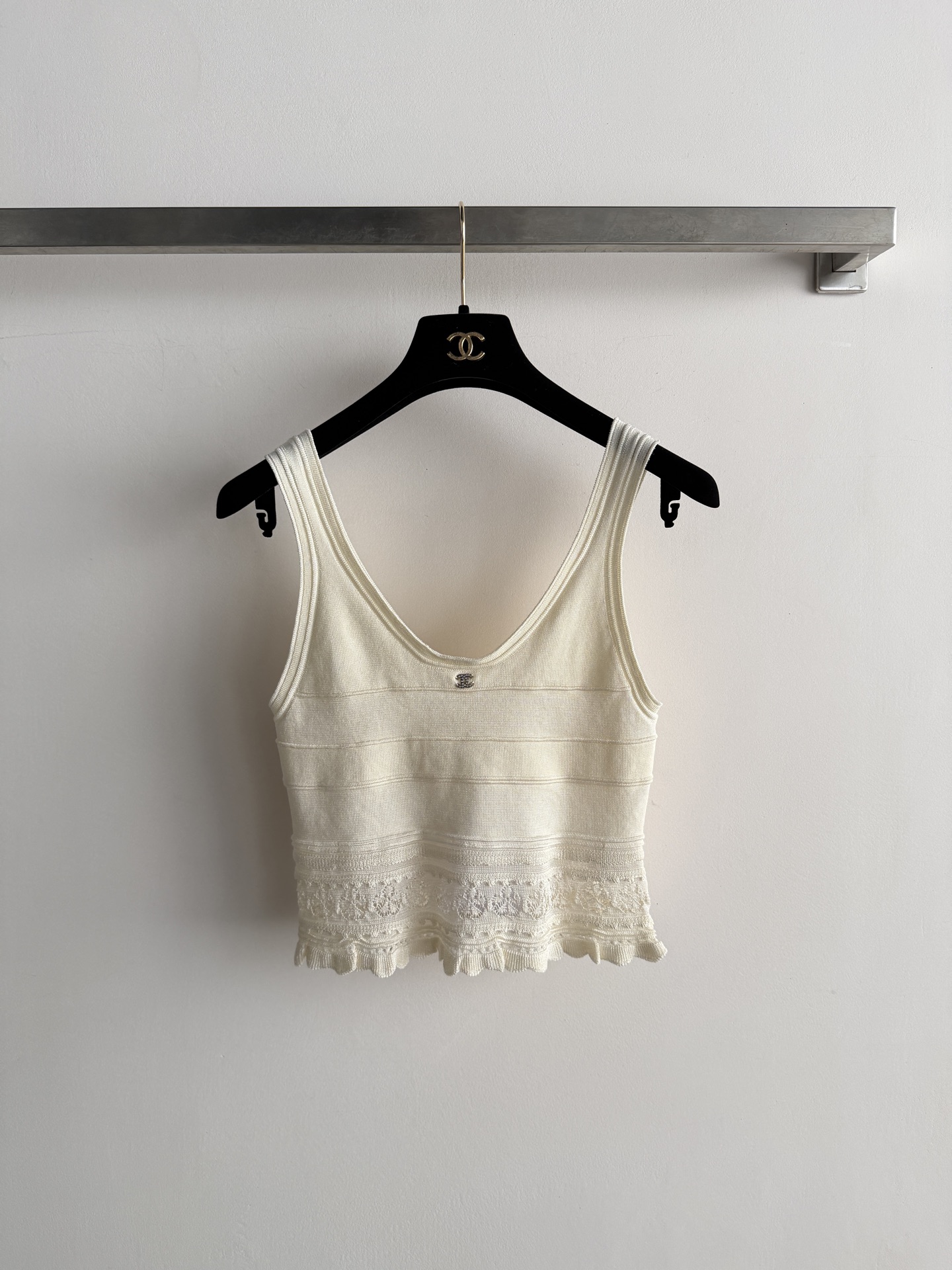 NO:924460,CHANE*'s new pitted knitted two-piece set, short camisole knitted top + high-waisted pitted fishtail skirt, vertical pitted textured fabric is stretchy, the overall shape is slim and shows the waistline, and the ruffles on the skirt are expanded. The upper body is very elegant and beautiful SML, Chanel-clothing, chanel, chanel, skirts,19860909CHANE*新款坑条针织两件套,短款吊带背心针织上衣+高腰坑条鱼尾半裙,竖坑条肌理面料有弹力,整体版型修身显腰线,裙摆荷叶边外扩.上身非常气质好看SML,香奈儿-服装,chanel,chanel,skirts,,Women's clothing