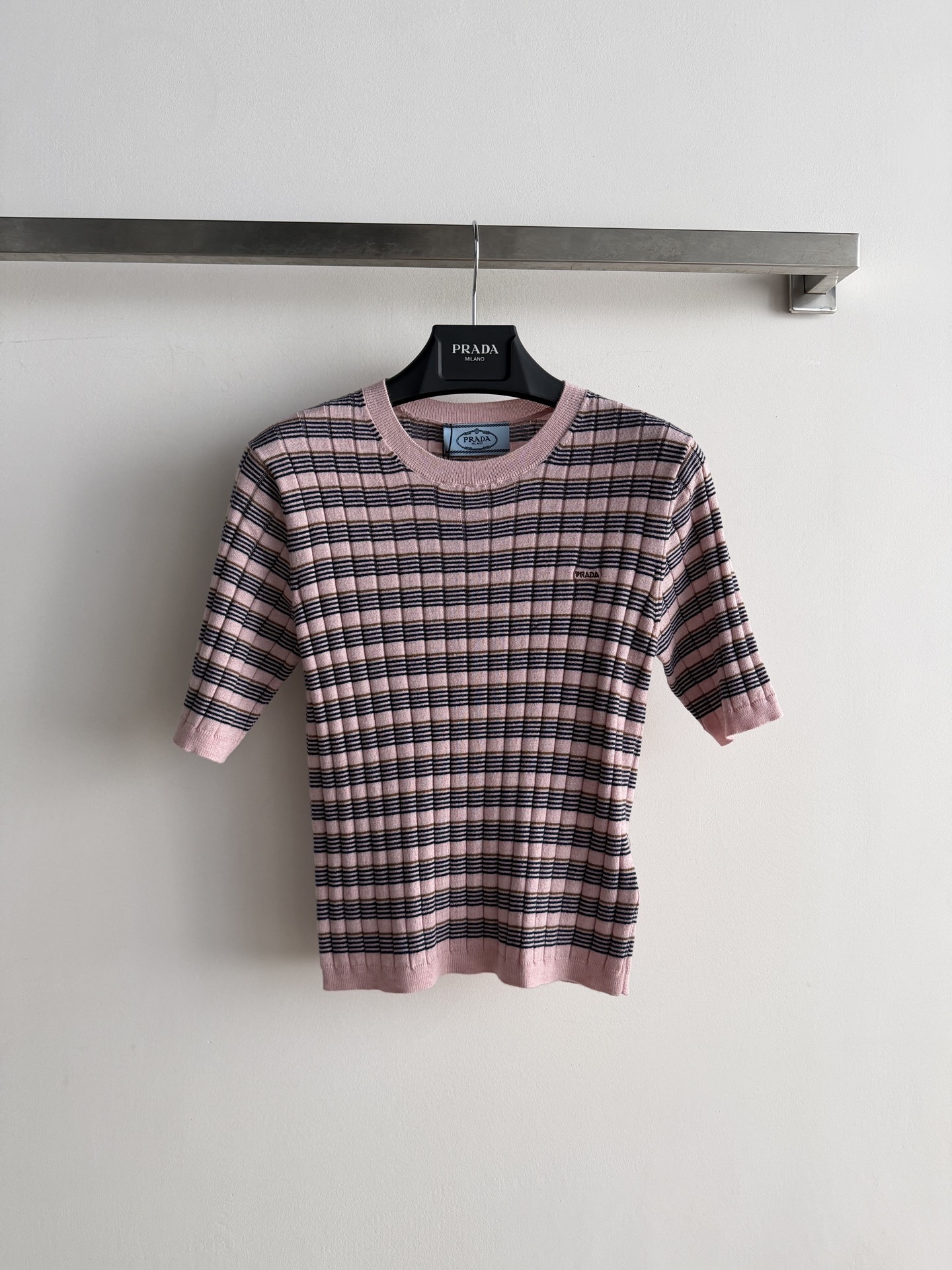 NO:929712,Prad*26SS striped mid-sleeve knitted fabric, soft and skin-friendly, super breathable, super comfortable to wear in spring and summer!  Simple and recognizable, the logo letters on the chest are very brand-like. The short and slim fit is versatile, worn alone or inside, and can be easily switched between commuting, casual, and vacation styles with jeans and skirts. It is low-key and high-end. SML, Prada-clothing, prada, prada, skirts, jeans,19860909Prad*26SS条纹中袖针织,柔软亲肤,透气性超赞,春夏穿超舒服！简约又有辨识度,胸前字母logo字样超有品牌感.短款修身剪裁,单穿或内搭都很百搭,配牛仔裤、半裙、都能轻松切换通勤、休闲、度假风,低调又高级SML,普拉达-服装,prada,prada,skirts,jeans,,Women's clothing