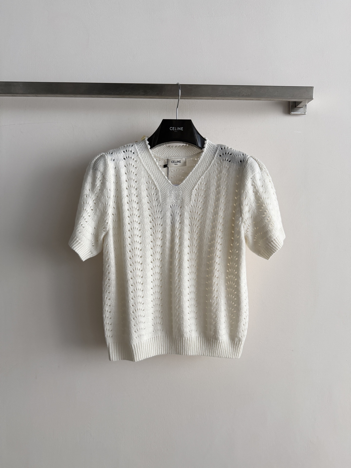 NO:927403,CELIN*26 new hollow crochet short-sleeved sweater, milky white V-neck design, shell/scalloped hollow pattern all over, and Arc de Triomphe metal buckle embellishment on the shoulders. The upper body is not tight, and it has a gentle atmosphere when worn. It goes well with skirts or jeans. SML,,celine,skirts,jeans,T-shirt,19860909CELIN*26新款镂空钩花短袖针织衫,奶白色V领设计,全身贝壳/扇形镂空花纹,肩部有凯旋门金属扣点缀.版型上身不紧绷,穿上自带温柔氛围感.搭半裙或者牛仔裤都不错SML,,celine,skirts,jeans,T-shirt,,Women's clothing