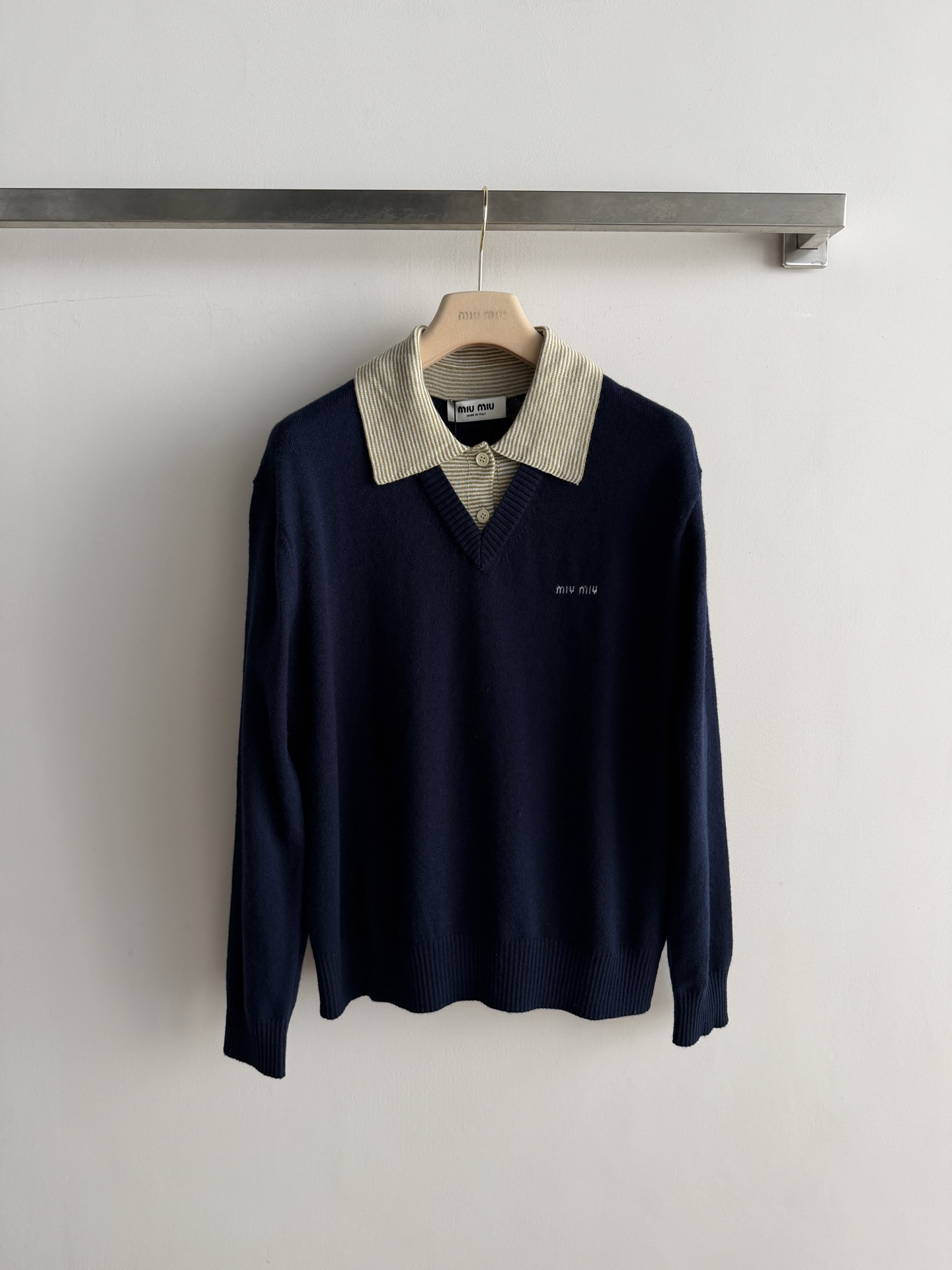 NO:929698,Miu Mi*'s new fake two-piece sweater, navy blue main tone + light khaki shirt collar, full of college style!  Wool blended material, soft and skin-friendly, super comfortable to wear in autumn and winter. V-neck design + small logo on the chest, full of details and full of layering, you can easily create a refined look without layering. Pair it with a high-waisted skirt or straight pants for a retro and intellectual style!  Same style for men and women!  Suitable for daily commuting and leisure, practical and fashionable, a must-have and versatile item for your wardrobe!  SML,miumiu-clothing,miumiu,skirts,shirts,19860909Miu Mi*新款假两件针织衫,藏青色主调+浅卡其衬衫领,学院风满满！羊毛混纺材质,柔软亲肤,秋冬穿超舒服.V领设计+胸前小Logo,细节感拉满,层次感十足,无需叠穿就能轻松打造精致造型.搭配高腰裙或直筒裤,复古知性风get！男女同款！日常通勤、休闲都很适合,实用又时髦,衣橱必备百搭单品！SML,缪缪-服装,miumiu,skirts,shirts,,Women's clothing