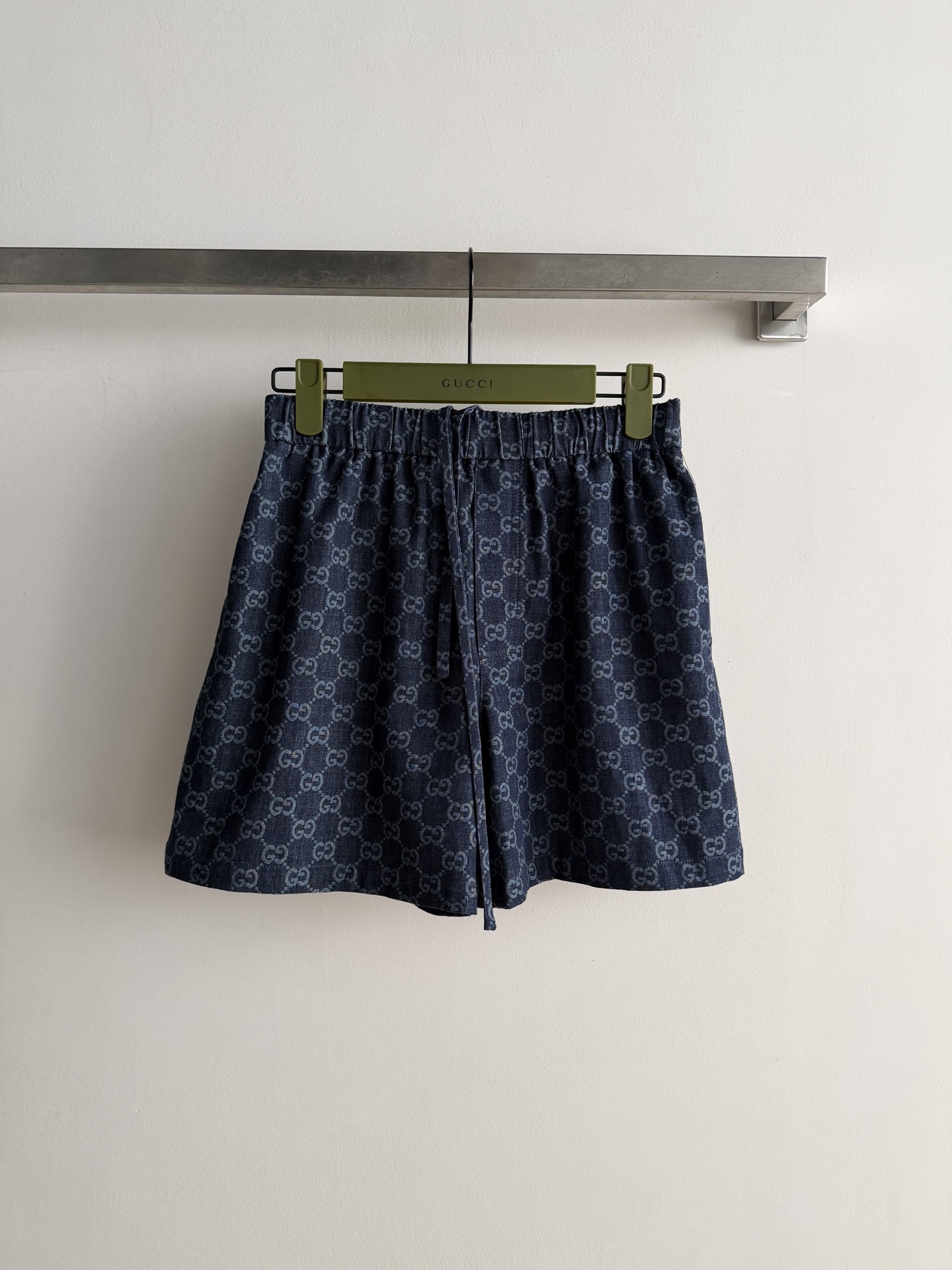 NO:927384,Gucc*'s new GG all-print washed denim shorts, navy blue bottom + all-over double G presbyopia jacquard, elastic waist design, A-line wide-leg version, drawstring details on the front. The fabric is cotton denim, which has been washed, making it softer and more breathable than unwashed denim. The elastic waist is more tolerant to the body shape.  , the effect of hiding flesh is good. The matching idea is also very simple. Pair it with a white T/white vest - the most daily way to wear it. The blue and white color scheme is clean and refreshing. Pair it with a shirt/knitted cardigan - a more gentle direction, which can be worn for commuting and leisure. SML,, gucci, shorts, shirts,19860909Gucc*新款GG满印水洗牛仔短裤,藏蓝色底+满印双G老花提花,松紧腰设计,A字阔腿版型,前面有抽绳细节.面料是棉质牛仔,经过水洗处理,比未水洗的牛仔更柔软透气.松紧腰对身材包容度好,藏肉效果不错.搭配思路也很简单,搭白T/白背心——最日常的穿法,蓝白配色干净清爽.搭衬衫/针织开衫——更温柔的方向,通勤休闲都能穿.SML,,gucci,shorts,shirts,,Women's clothing