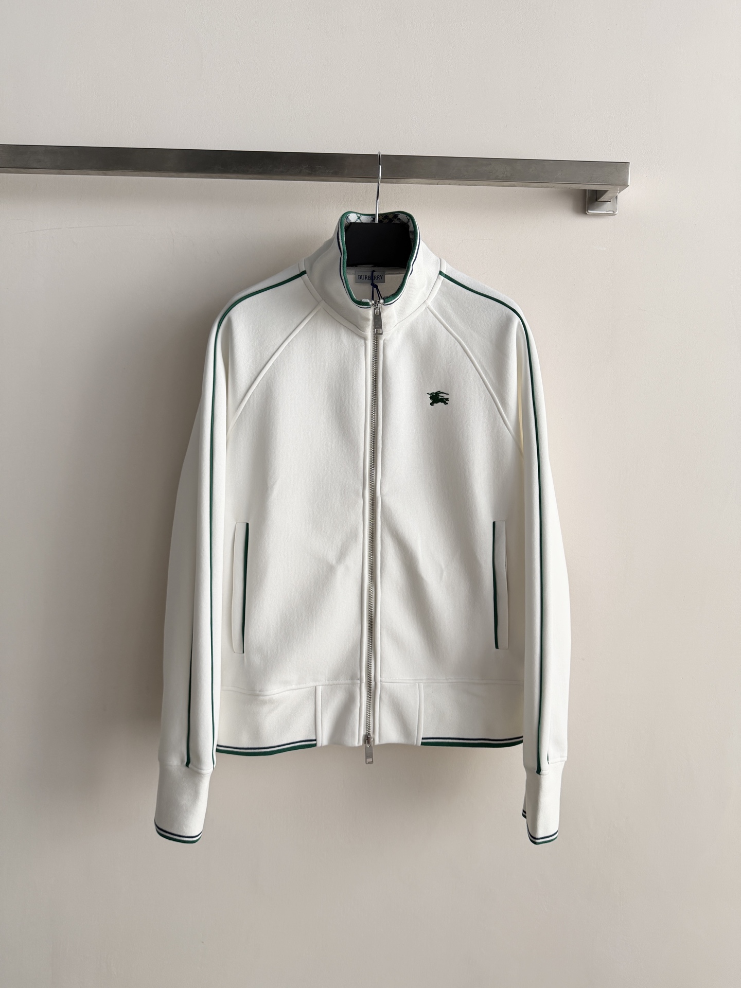 NO:927475,Burberr* Wimbledo* tennis jacket with white main color + green lines, full of fresh and sporty feel!  The cotton blend material is soft and comfortable, suitable for daily life or sports. The neckline can be turned up or down, making it more flexible to wear. Embroidered logo on the chest + plaid collar lining, British style details are very recognizable. Zipper closure + side pockets, practical and fashionable, it is a representative item of the sports and leisure series SML-,, burberry, jackets & coats,19860909Burberr* Wimbledo*网球外套白色主色+绿色线条,清新运动感满满！棉混纺材质柔软舒适,日常或运动都OK领口可立可翻,穿搭更灵活.胸前刺绣徽标+格纹领内衬,英伦风细节超有辨识度.拉链开合+侧边口袋,实用又时髦,是运动休闲系列代表单品SML-,,burberry,jackets & coats,,Women's clothing