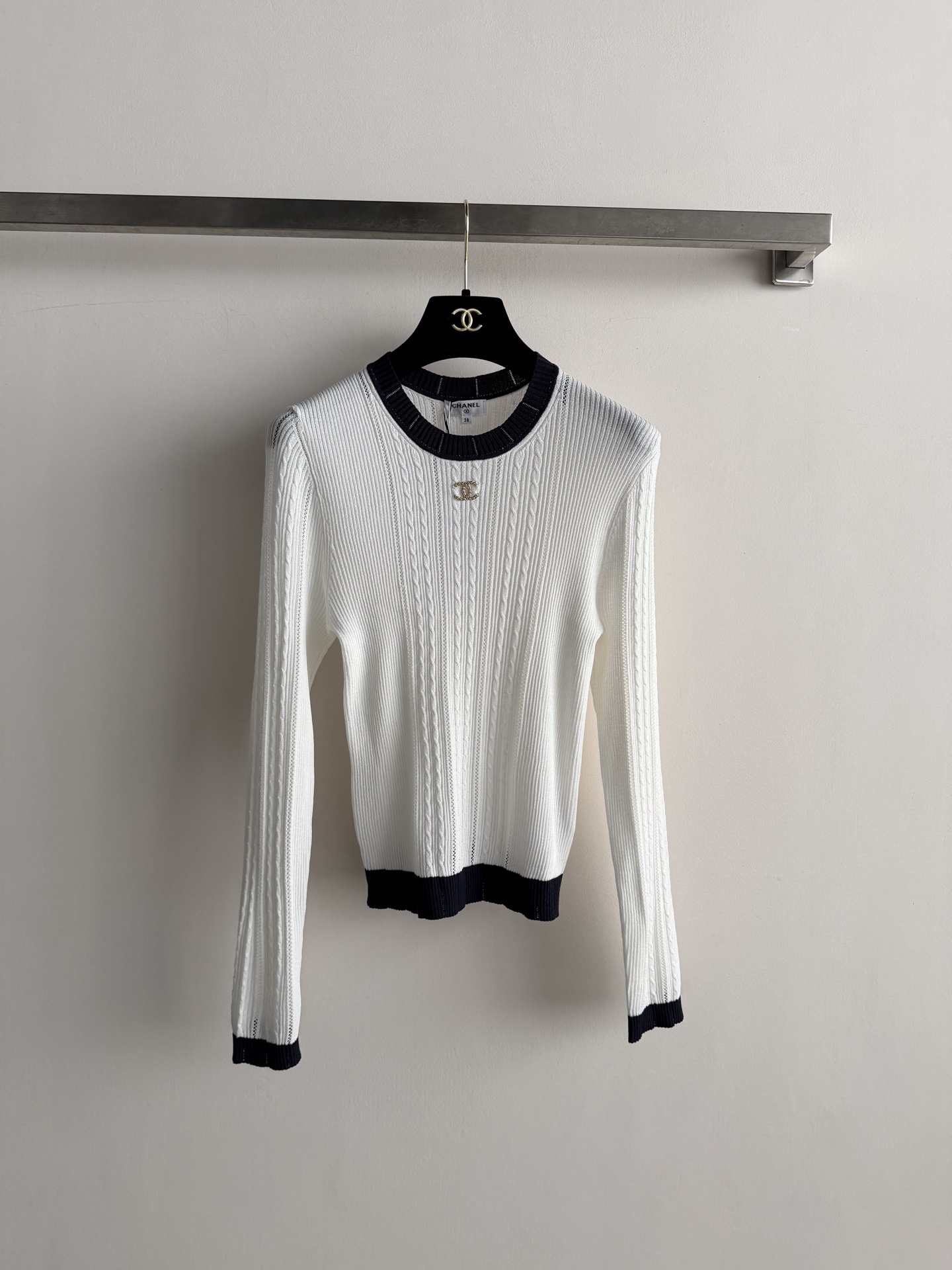 NO:928591,CHANE*26Fw new long-sleeved sweater with classic contrasting design and a close-fitting fit that is easy to wear. The double C three-dimensional logo on the chest is very recognizable, simple, fashionable and versatile SML-,,chanel,19860909CHANE*26Fw新款长袖针织衫经典撞色设计,贴身版型不挑人穿 胸前双C立体logo工艺超有辨识度简约时髦又百搭SML-,,chanel,,Women's clothing