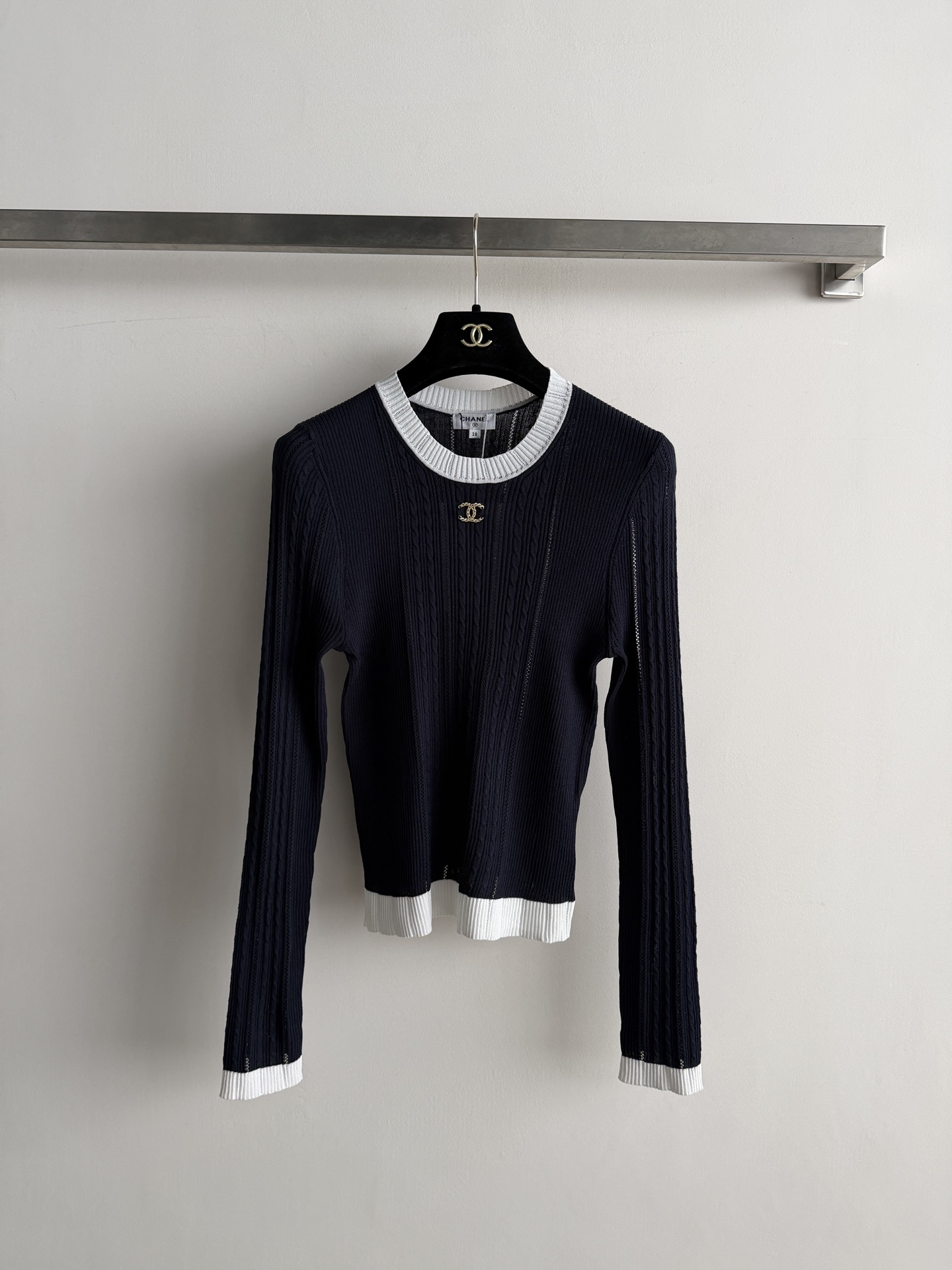 NO:929631,CHANE*26Fw new long-sleeved sweater with classic contrasting color design and a close-fitting version that is easy to wear. The double C three-dimensional logo craftsmanship on the chest is super recognizable, simple, fashionable and versatile SML-, Chanel-clothing, chanel, chanel,19860909CHANE*26Fw新款长袖针织衫经典撞色设计,贴身版型不挑人穿 胸前双C立体logo工艺超有辨识度简约时髦又百搭SML-,香奈儿-服装,chanel,chanel,,Women's clothing
