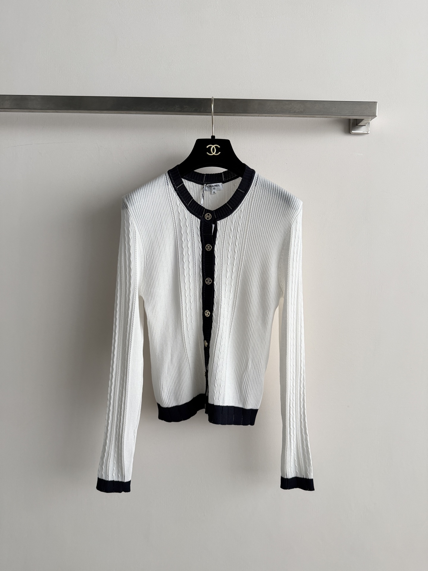 NO:928582,CHANE*26Fw new long-sleeved knitted cardigan with classic contrasting design and a close-fitting fit that is easy to wear. The exquisite double C logo buttons are super recognizable, simple, fashionable and versatile SML-,,chanel,19860909CHANE*26Fw新款长袖针织开衫经典撞色设计,贴身版型不挑人穿 精致双C logo纽扣超有辨识度简约时髦又百搭SML-,,chanel,,Women's clothing