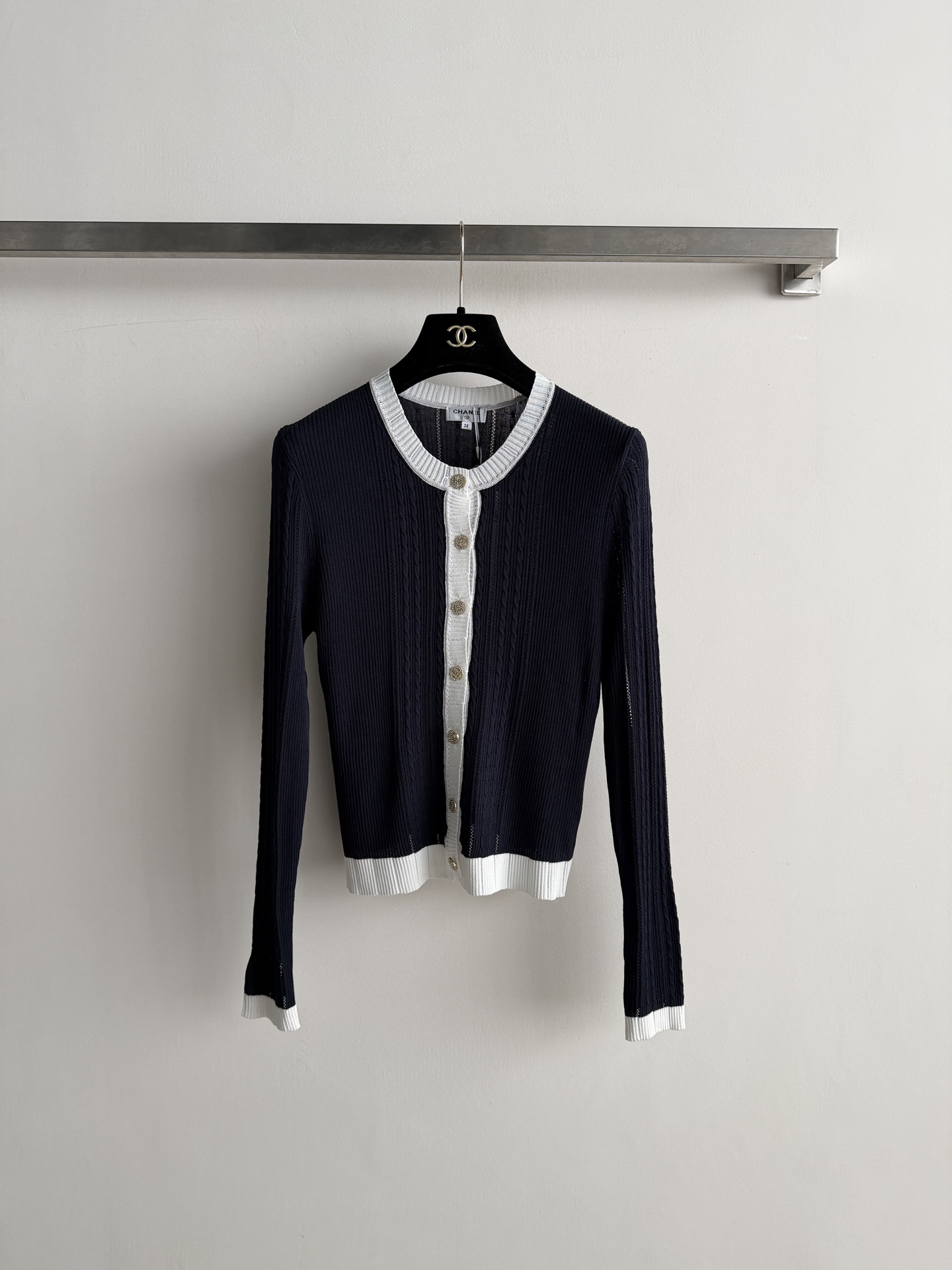 NO:929640,CHANE*26Fw new long-sleeved knitted cardigan with classic contrasting design and a close-fitting fit that is easy to wear. The exquisite double C logo buttons are super recognizable, simple, fashionable and versatile. SML-, Chanel-clothing, chanel, chanel,19860909CHANE*26Fw新款长袖针织开衫经典撞色设计,贴身版型不挑人穿 精致双C logo纽扣超有辨识度简约时髦又百搭SML-,香奈儿-服装,chanel,chanel,,Women's clothing
