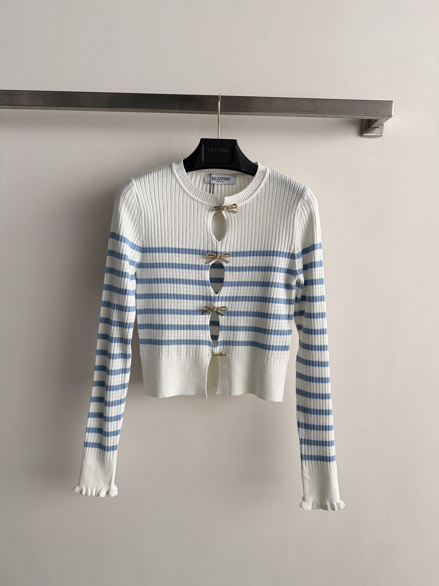 NO:928560,New bow-tie hollow sweater, white rib knit base, light blue horizontal stripes decoration, four small bow ties are used instead of buttons on the placket, slim and short version. The upper body is sweet but not greasy, and the bow details turn the basic striped sweater into a design. Pair it with black high-waisted wide-leg pants  ——The top is shallow and the bottom is deep, the most classic, highlighting the waistline and bow details. Pair with a skirt - the upper body is very complete to reduce age, and the French girly feeling is full. Pair with straight jeans - a more daily direction, add a pair of ballet shoes and it will look great. SML, skirts, jeans,19860909新款蝴蝶结镂空针织衫,白色罗纹针织打底,浅蓝色横条纹装饰,门襟用四个小蝴蝶结系带代替纽扣,修身短款版型.上身甜而不腻,蝴蝶结细节把基础条纹衫变成设计款.搭配黑色高腰阔腿裤——上浅下深最经典,突出腰线和蝴蝶结细节.搭半裙——上身减龄很完整,法式少女感拉满.搭直筒牛仔裤——更日常的方向,加一双芭蕾鞋就很好看了SML,,skirts,jeans,,Women's clothing