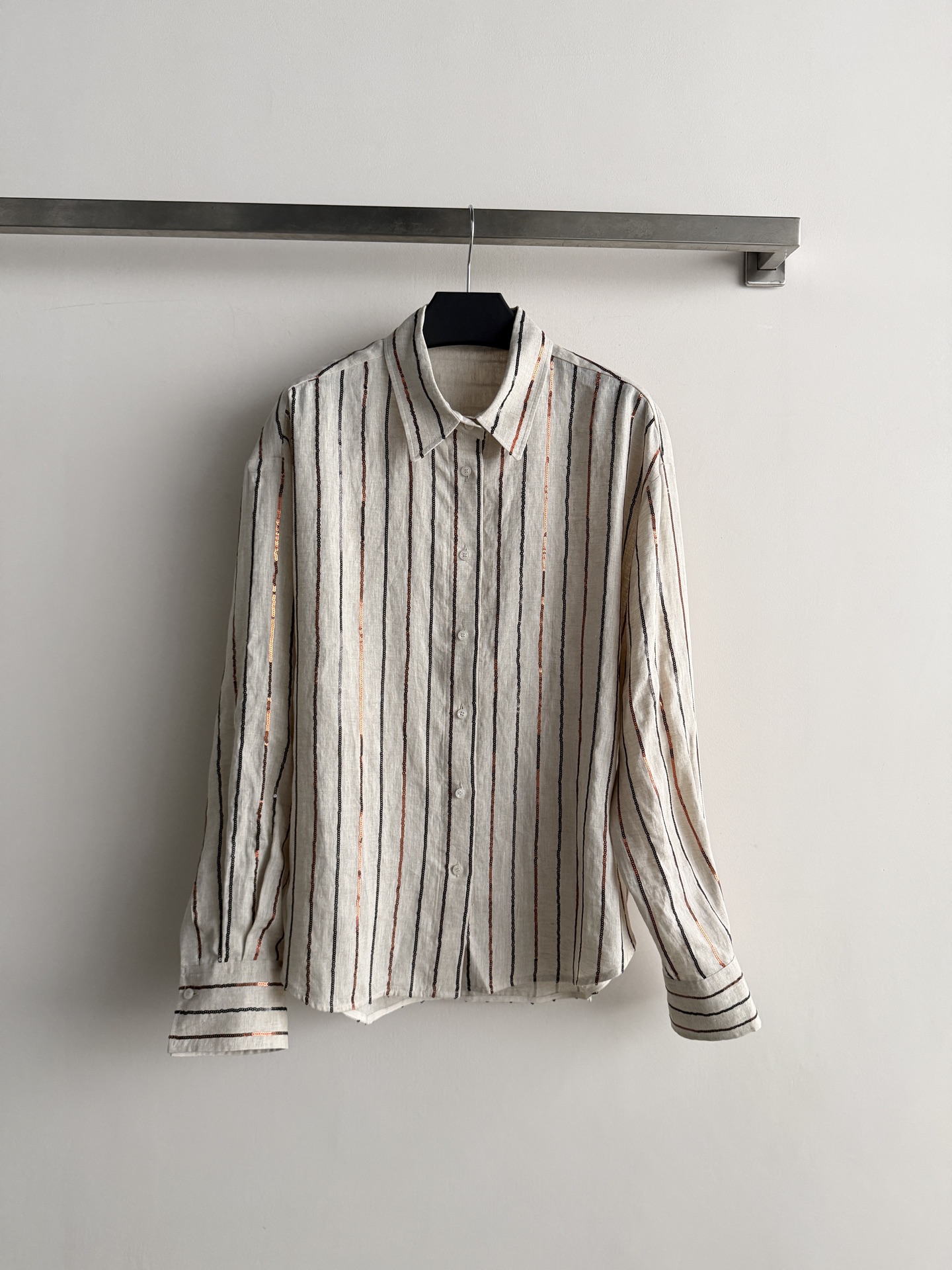 NO:928641,BCFW's new linen vertical striped long-sleeved shirt is made of linen, breathable and comfortable, perfect for autumn!  The loose fit + contrasting sequined vertical stripes design is simple and high-end, which can be easily used for daily commuting. The linen has natural wrinkles, giving you a casual and lazy style! Old money style!  It goes well with jeans or skirts, and you can easily wear it with a fashionable look~SML,,skirts,jeans,shirts,19860909BCFW新款亚麻竖条纹长袖衬衫,亚麻材质,透气又舒适,超适合入秋穿！宽松版型+撞色亮片竖条纹设计简约又有高级感,通勤日常都能轻松驾驭,亚麻自带自然褶皱,随性慵懒风get!老钱风！搭配牛仔裤或半裙都很OK,轻松穿出时尚气质感~SML,,skirts,jeans,shirts,,Women's clothing