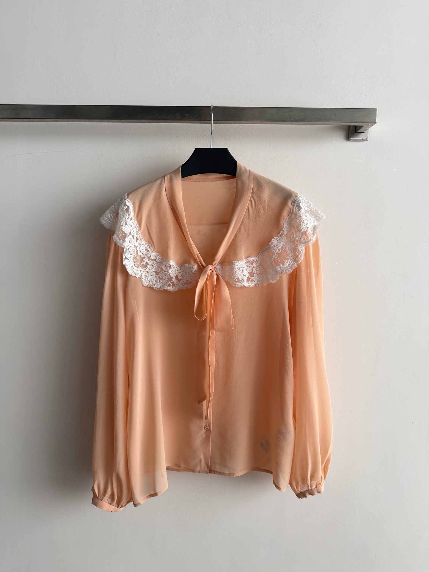 NO:928622,Chlo*26 new early autumn lace-up lace-up shirt is full of French retro style. The silk fabric is smooth and light, and it is super comfortable to wear ~ large lapel collar + exquisite lace embroidery, lace-up bow embellishment, full of palace feel. It can be easily controlled whether commuting or dating. The silk material is breathable and high-end. When paired with high-waisted pants or skirts, the elegant temperament directly fills the SML-,,chloe,skirts,shirts,real silk,19860909Chlo*26早秋新款蕾丝边系带衬衫法式复古风满满,真丝面料柔滑轻盈,穿着超舒适～领口大翻领+精致蕾丝刺绣 系带蝴蝶结点缀 宫廷感十足 无论通勤还是约会都能轻松驾驭.真丝材质透气又高级,搭配高腰裤或裙装,优雅气质直接拉满SML-,,chloe,skirts,shirts,real silk,,Women's clothing
