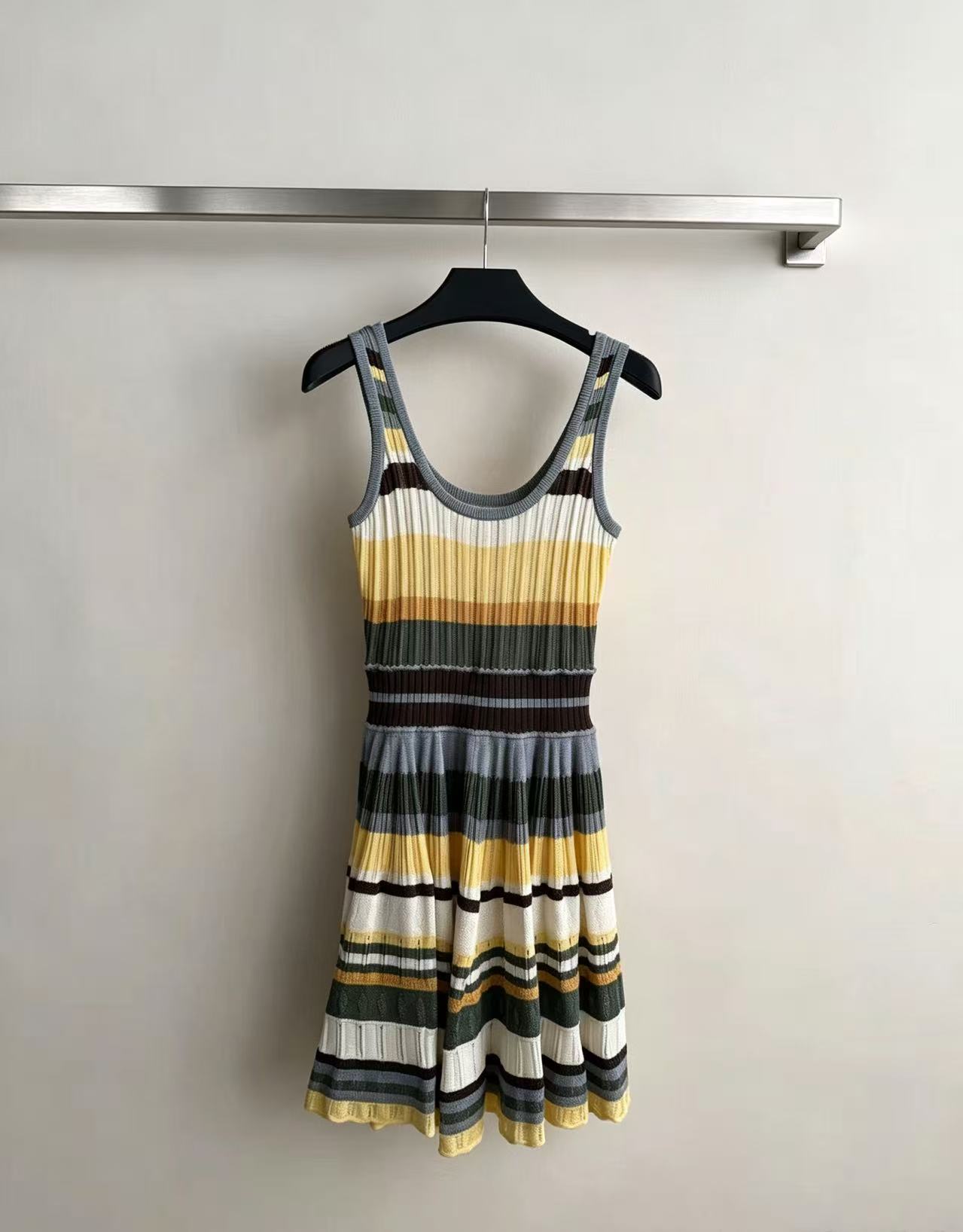 NO:928608,Alaa Crinolin* series dress, iconic three-dimensional knitting technology, macaron color stripes are super eye-catching!  The skirt has low saturated contrasting colors and is embellished with black stripes, giving it a perfect sense of visual layering. The sculptural skirt has a tightened waist and an umbrella-shaped hem, replicating the classical elegance of the 19th century while incorporating the vitality of modern girls. The knitted fabric is soft and elastic, super comfortable to wear in summer, and can be easily managed on a date or afternoon tea. It combines French sexiness and elegance and is one of Alaa's classic masterpieces. SML-,,skirts,19860909Alaa Crinolin*系列连衣裙,标志性三维针织工艺,马卡龙色系条纹超吸睛！裙身低饱和撞色,黑色条纹点缀,视觉层次感满分.雕塑感裙型,腰部收紧,裙摆伞状散开,复刻19世纪古典优雅,又融入现代少女元气.针织面料柔软有弹性,夏天穿超舒适,约会、下午茶都能轻松驾驭,法式性感与优雅兼具,是Alaa经典代表作之一SML-,,skirts,,Women's clothing