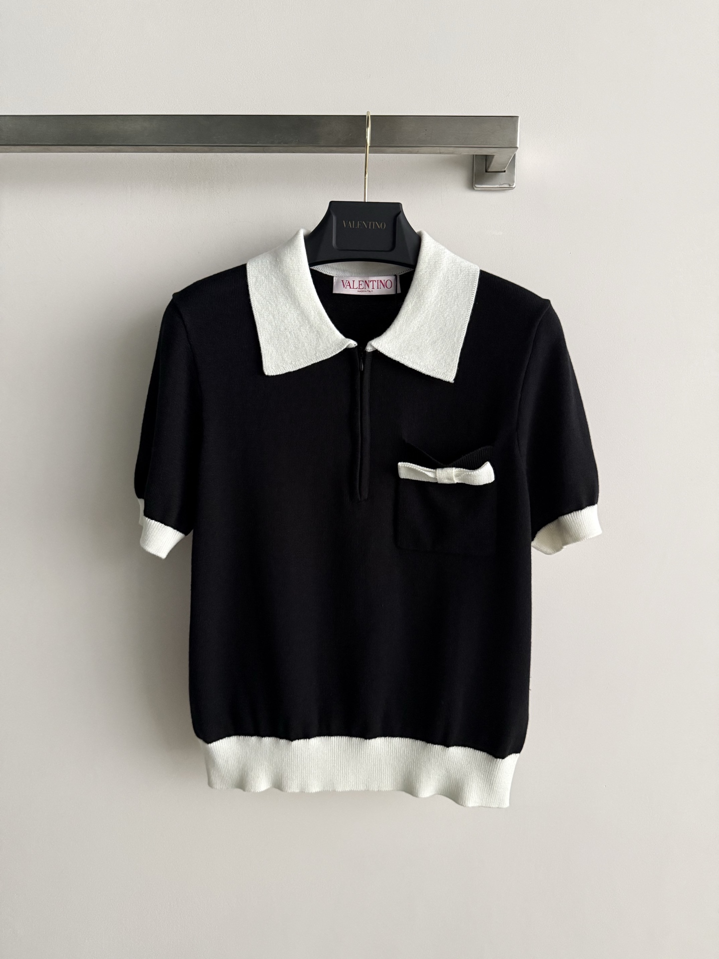 NO:930077,Valentin*'s new bow knitted Polo shirt, white lapel + white cuff hem for contrasting color, small white bow decoration on the left breast pocket, half zipper design, slim fit. The fabric is stretchy and fits but not tight. Many sisters said after trying it on that it has a good slimming effect. The black color itself hides the flesh, and the slim fit can also outline the waistline. There are so many matching ideas!  SML,,valentino,19860909Valentin*新款蝴蝶结针织Polo衫,白色翻领+白色袖口下摆做撞色,左胸口袋上有小巧的白色蝴蝶结装饰,半拉链设计,修身版型. 面料有弹力,贴合但不紧绷,很多姐妹试穿后说显瘦效果很好,黑色本身就藏肉,修身版型还能勾勒腰线.搭配思路也超多！SML,,valentino,,Women's clothing