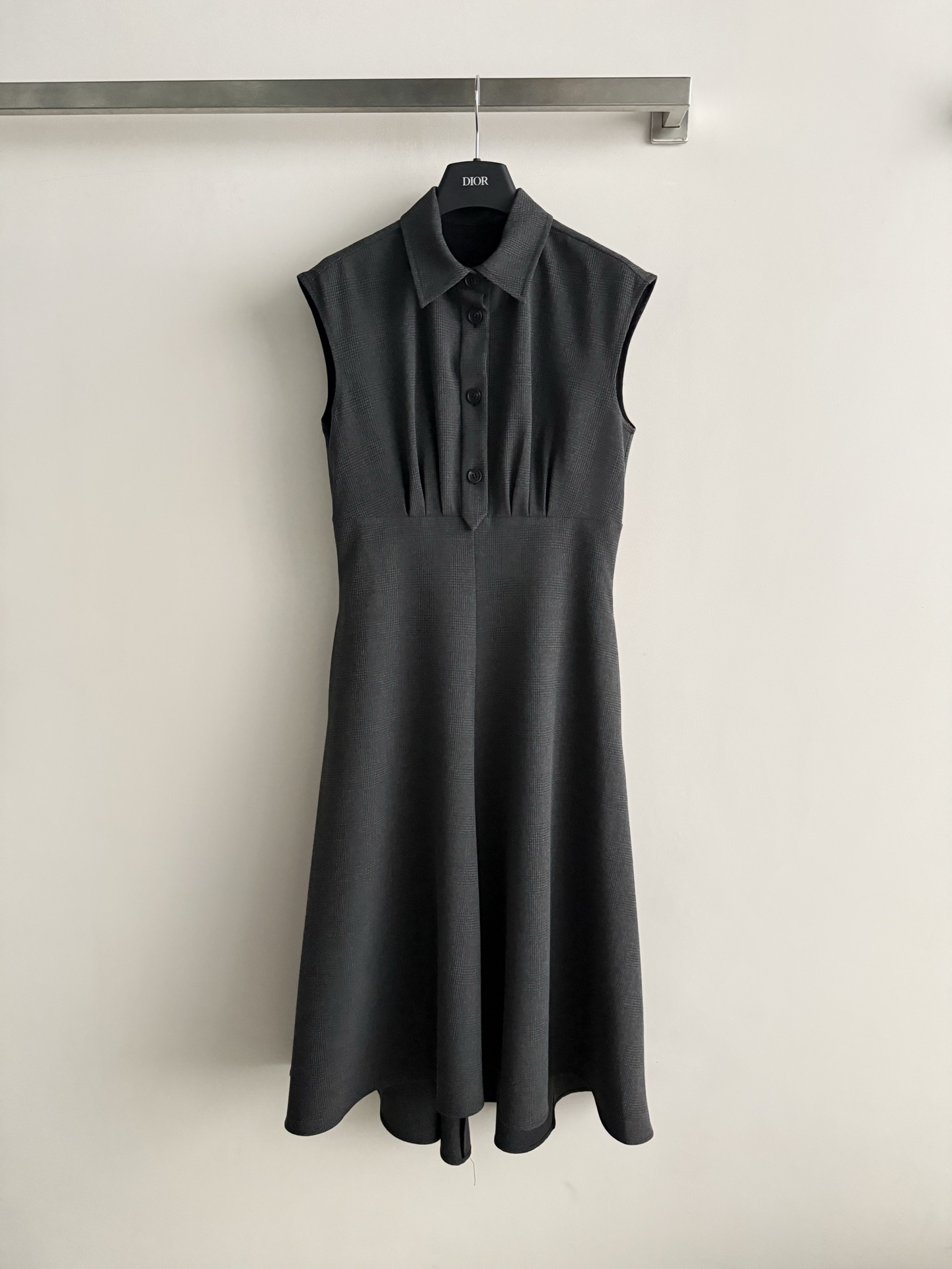 NO:930030,Dio*FW's new long sleeveless dress reinterprets D's elegant classic logo. It is carefully made of gray dark plaid fabric, with a flared skirt, a slightly longer hem design on the back, and front button closure to enhance the style. It can create a high-end style, giving a natural elegance to various occasions SMLM,, dior, skirts,19860909Dio*FW新款长款无袖连衣裙重新诠释 D优雅的经典标识.采用灰色暗格纹面料精心制作,裙摆喇叭形廓形,搭配背面略长下摆设计,正面纽扣开合提升格调.可打造高订风格造型,为各种场合赋予自然优雅风范ＳＭＬm,,dior,skirts,,Women's clothing