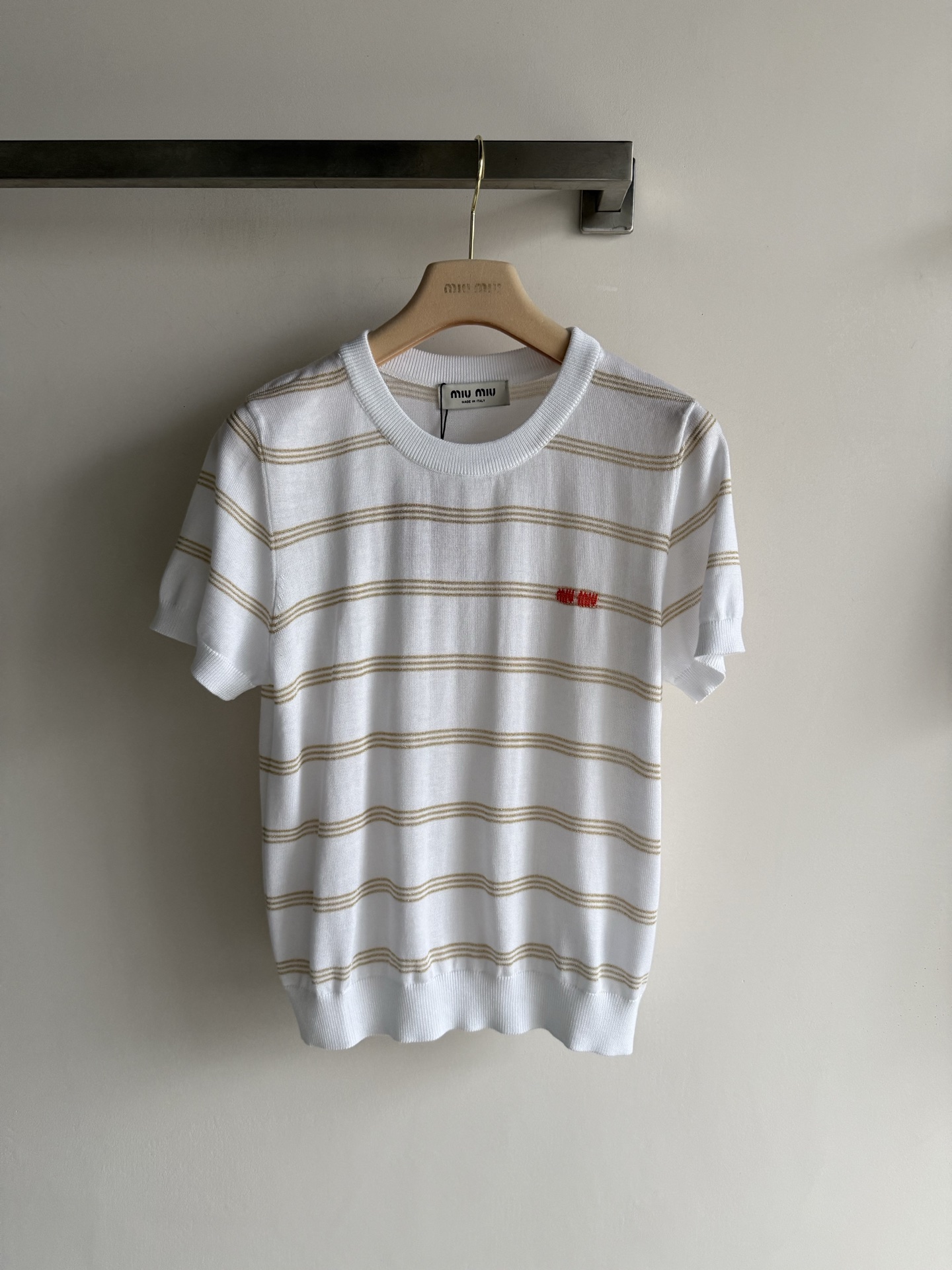NO:932014,Miu Mi*'s new striped knitted short-sleeve, contrasting stripe design, is simple and layered. The knitted fabric has good elasticity, fits the body shape, is comfortable to wear and shows elegance. The tailoring is casual and lazy, which can be easily worn in daily or light formal occasions. It looks great with jeans or skirts!  SML,miumiu-clothing,miumiu,skirts,jeans,T-shirt,19860909Miu Mi*新款条纹针织短袖,撞色条纹设计,简约又有层次感.针织面料弹性好,贴合身形,穿着舒适又显气质.剪裁偏休闲慵懒风,日常或轻正式场合都能轻松驾驭,搭配牛仔裤或半裙都很出彩哦！SML,缪缪-服装,miumiu,skirts,jeans,T-shirt,,Women's clothing