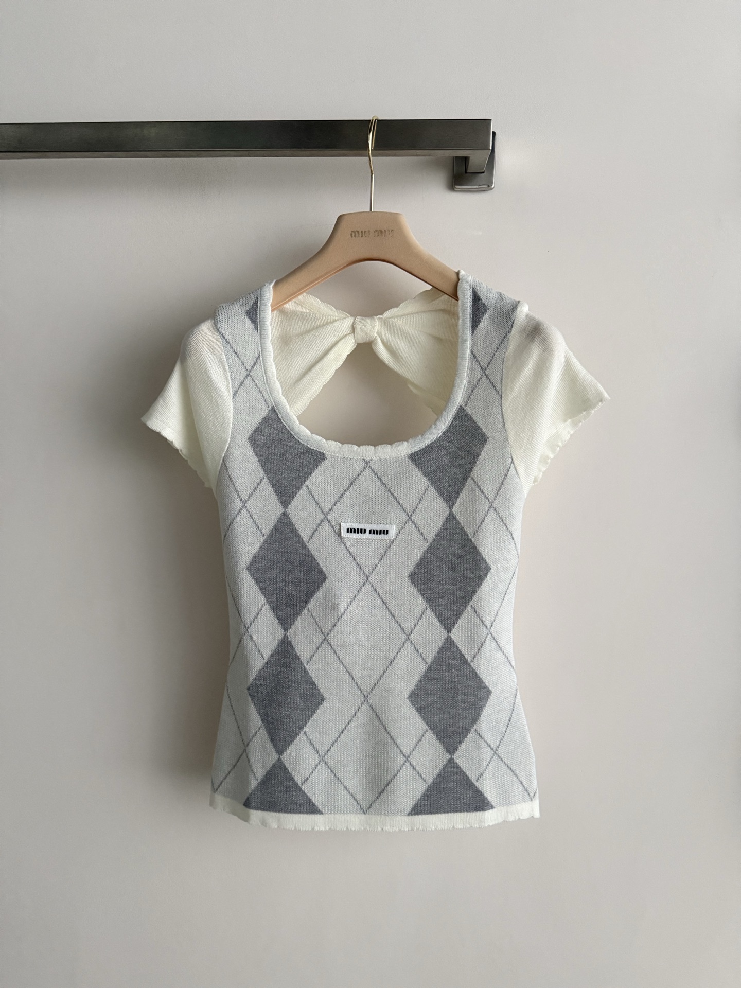 NO:931866,MIUMI's latest diamond-patterned bow knitted short-sleeves, Korean-style sweet diamond-patterned knitted short-sleeves, soft knitted fabric, comfortable and close-fitting to wear. The bow design on the back adds a sense of sophistication, the slim cut shows off your body curves, and you can easily style it with pure sexy girls!  Short sleeves are suitable for summer and look great paired with jeans or skirts. They can be easily worn for daily commuting and dating. They are a must-have item for summer wardrobes!  SML,,miumiu,skirts,jeans,T-shirt,19860909MIUMI*新款菱格纹蝴蝶结针织短袖,韩系甜美风菱格纹针织短袖,柔软针织面料,穿着舒适贴身.背部蝴蝶结设计,增添精致感修身剪裁超显身材曲线,纯欲辣妹风轻松拿捏！短袖适合夏季,搭牛仔裤或半身裙都很出片.日常通勤、约会都能轻松驾驭,是夏季衣橱百搭必备单品！SML,,miumiu,skirts,jeans,T-shirt,,Women's clothing
