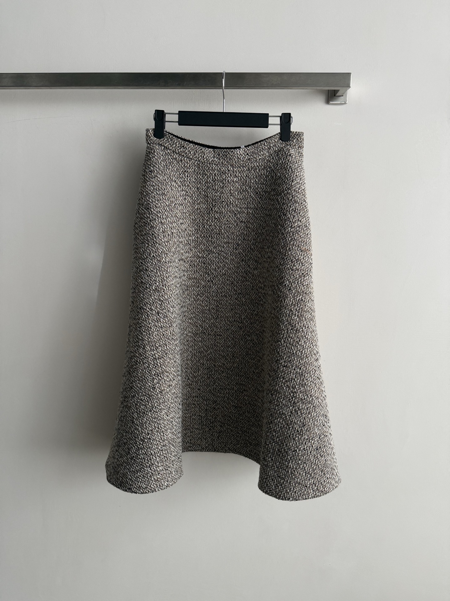 NO:932832,DIO*26FW new tweed A-line skirt, blended yarn weaving, solid three-dimensional texture, crisp and stylish, not easy to collapse and deform, high waist, simple and narrow waist design, neatly gathers the waistline, heightens the body proportions, suitable for various top styles, large A-line umbrella skirt cut, the skirt naturally drape and spread, cleverly modifying the width and size of the hips  The fat on the legs is extremely friendly to the pear-shaped body. The mid-length skirt is elegant and elegant, and the skirt is flexible and elegant when walking. It can be paired with the tweed suit of the same series to create a complete French light luxury suit. It can show high-end style for commuting, banquets and daily wear. SML, dior, skirts, business  suit,19860909DIO*26FW新款粗花呢A字半裙,混纺纱线编织,肌理扎实立体,挺括有型不易软塌变形高腰简约窄腰头设计,利落收拢腰线,拉高身材比例,适配各种上衣版型,大A字伞裙剪裁,裙摆自然垂坠散开,巧妙修饰胯宽、大腿赘肉,对梨形身材极度友好中长款裙长优雅大气,走动间裙摆灵动飘逸,可成套搭配同系列粗花呢西装,打造完整法式轻奢套装,通勤、宴会、日常穿搭都尽显高级格调SML,,dior,skirts,business suit,,Women's clothing