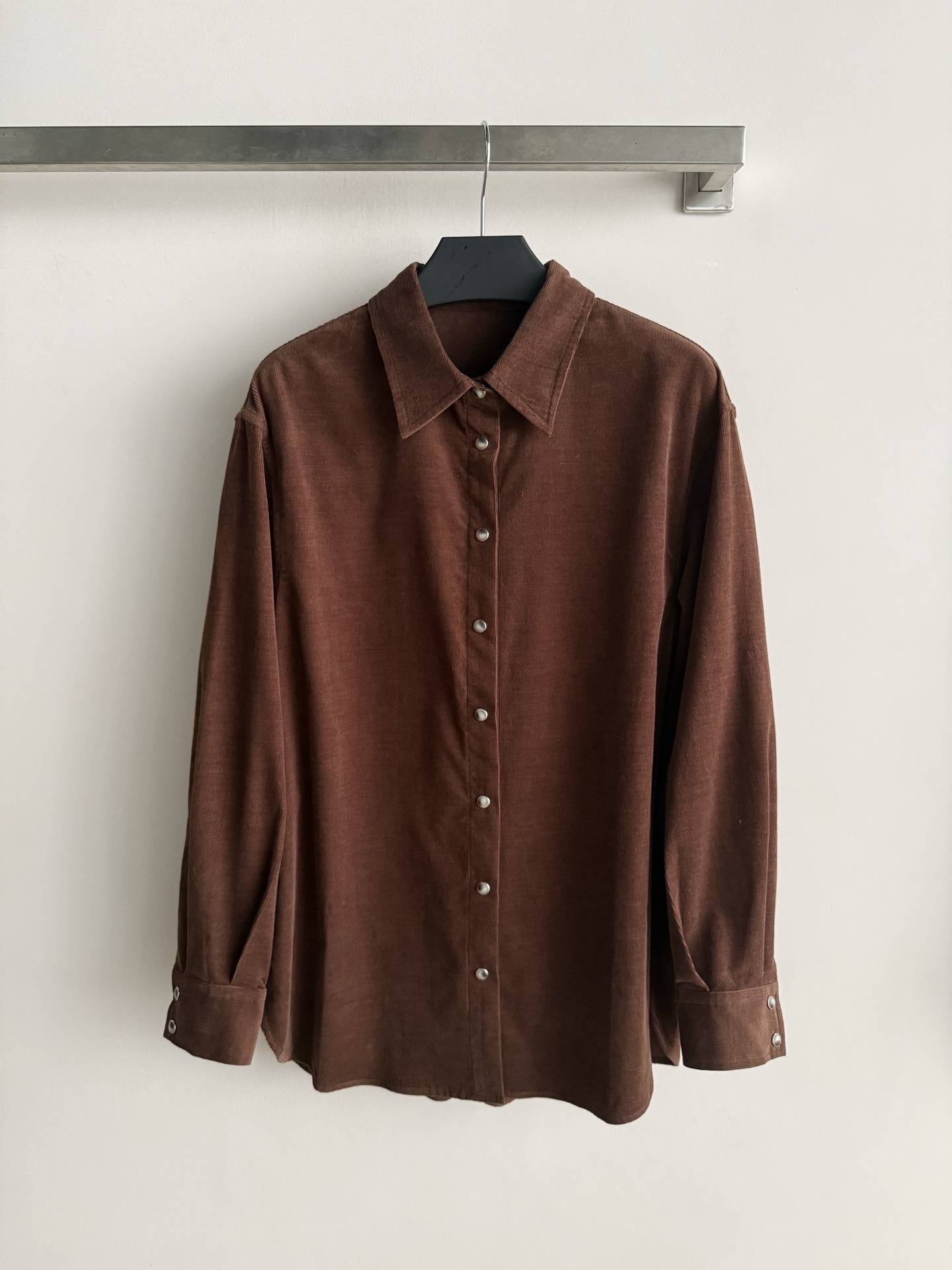 NO:932843,26FW new style lapel long-sleeved corduroy shirt. Imported custom-made corduroy fabric has a soft texture. It is retro and fashionable. It is versatile and fashionable. It is super handsome. It is classic but not outdated. It has a sweet and cool temperament. Who can resist it? SML, shirts,1986090926FW新款 翻领长袖灯芯绒衬衫 进口定制灯芯绒面料质感柔软超赞 复古时髦 百搭时尚超级帅气 经典不过时可甜可酷的气质穿搭谁能抵挡的了呢SML,,shirts,,Women's clothing