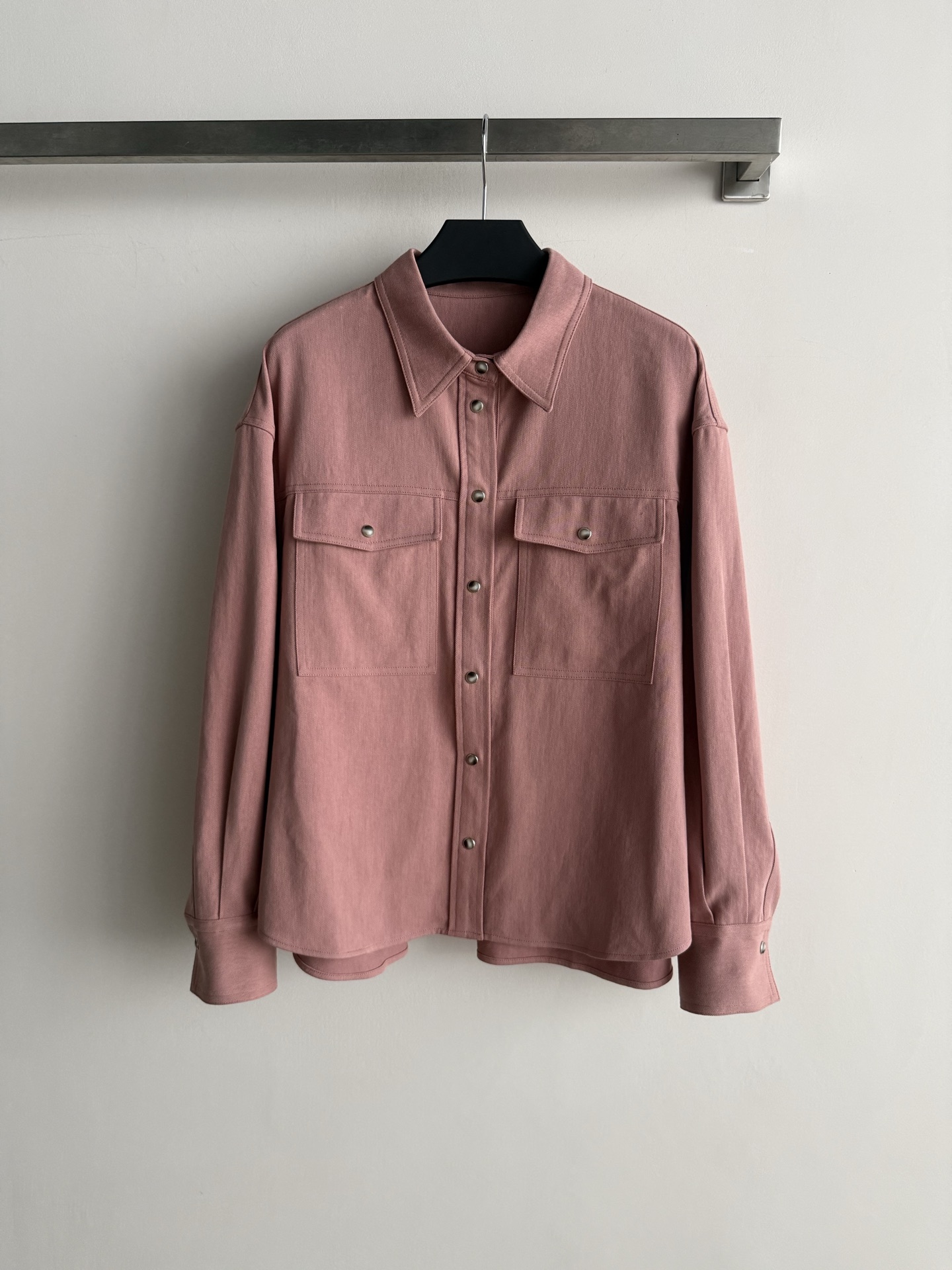 NO:932827,Brunello Cucinell's latest pink cotton and linen lapel jacket has double chest pockets + button closure, loose fit, dropped shoulder design, the fabric is cotton and linen blend, with natural texture and drape. The pink upper body is low-key and gentle, and does not pick on the skin tone. Pair it with white wide-leg pants/denim straight pants - loose and textured, suitable for commuting and dating ~ SML,, brunello cucinelli, jackets & coats,19860909Brunello Cucinell*新款藕粉色棉麻翻领夹克,双胸袋+纽扣闭合,宽松版型,落肩设计,面料是棉麻混纺,有自然的纹理感和垂感.藕粉色上身后低调温柔,不挑肤色.搭白色阔腿裤/牛仔直筒裤——松弛又有质感,通勤约会都适合～SML,,brunello cucinelli,jackets & coats,,Women's clothing
