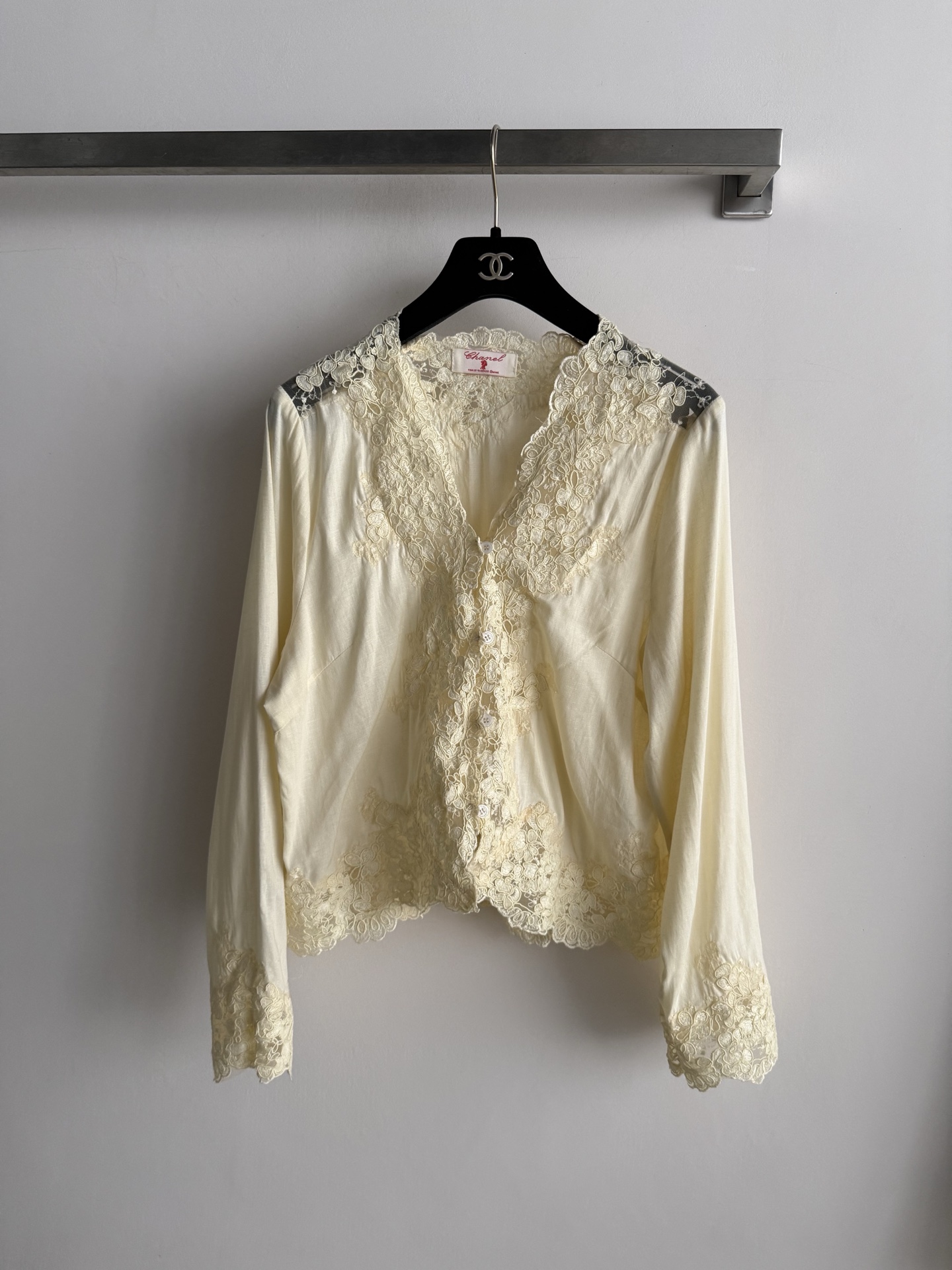 NO:932874,Chane* new lace splicing shirt V-neck long sleeves, large area of ​​floral lace covering the neckline, placket, chest, hem and cuffs. Irregular wavy hem, embellished with several small buttons. Exquisite craftsmanship. Retro romantic style, beige soft and textured, looks good with skirts or wide-leg pants. SML,,chanel,skirts,19860909Chane*新款蕾丝拼接衬衣 V领长袖,大面积花卉蕾丝覆盖领口、门襟、胸前、下摆和袖口.不规则波浪下摆,几颗小纽扣点缀.工艺精致.复古浪漫风,米黄色温柔显质感,搭半裙或阔腿裤都好看.SML,,chanel,skirts,,Women's clothing