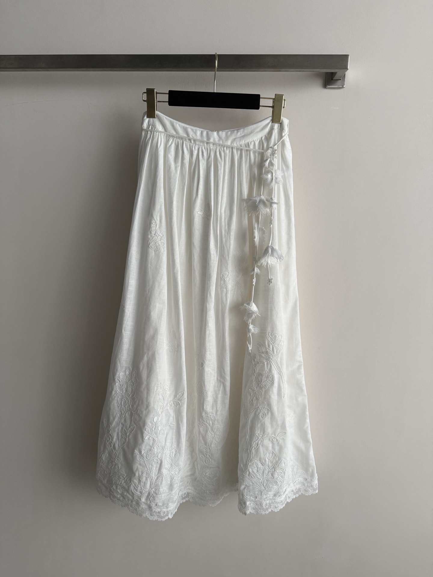 NO:932864,CHANE* white embroidered skirt, high-waisted design, large area of ​​floral embroidery on the skirt, lace edge at the hem. Decorative lace on the right side decorated with three-dimensional flowers and tassels. The fabric has a silky texture, and the A-line skirt drape naturally. It has a pastoral and romantic style, and looks great with a small suspender belt or knitted short sleeves in summer. SML,,chanel,skirts,T-shirt,19860909CHANE*白色刺绣半裙 高腰设计,裙身大面积同调花卉刺绣,下摆蕾丝边收口.右侧装饰系带缀着立体小花和流苏.面料丝麻质感,A字裙身垂坠自然.田园浪漫风,夏天搭小吊带或针织短袖很好看.SML,,chanel,skirts,T-shirt,,Women's clothing