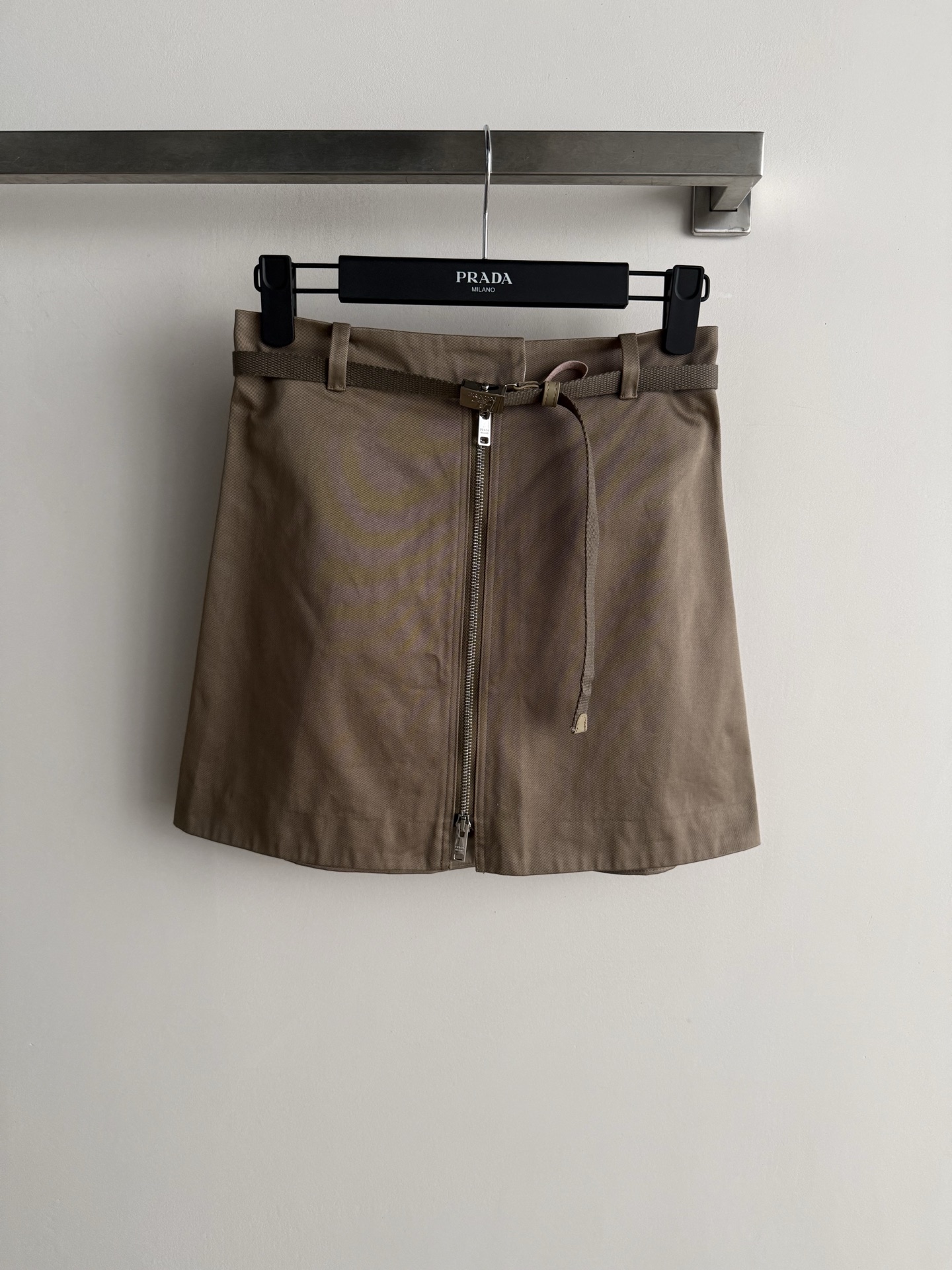 NO:932851,Prad* zipper skirt, cotton fabric is soft and comfortable, perfect for spring and summer!  The high-waisted A-line version + center-front zipper makes it easy to put on and take off, and the belt design is practical and detailed. The retro Maillard color scheme makes it easy to wear for both commuting and leisure. It looks great with knitted cardigans or work jackets, and is fashionable and versatile!  SML,,prada,skirts,jackets & coats,19860909Prad*拉链半裙,棉质面料柔软舒适,春夏穿超合适！高腰A字版型+前中拉链,穿脱方便,腰带设计实用又有细节感.复古美拉德配色,通勤休闲都能轻松驾驭,搭配针织开衫或工装夹克都很出彩,时髦又百搭！ＳＭＬ,,prada,skirts,jackets & coats,,Women's clothing