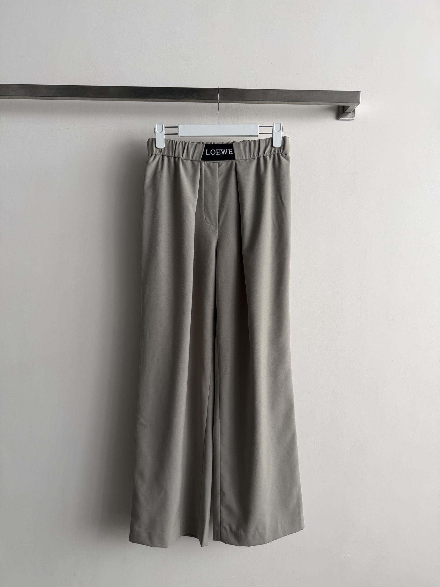 NO:934091,LOEW*26FW new pleated trousers, great drape and comfort!  High waist + elastic waistband design, matched with brand logo, full of details. Loose straight pants, flattering leg shape and looking smart, can be easily controlled for commuting, work, and leisure. Black is versatile, gray green is more advanced, can be worn in all seasons, it is a must-have classic item in the wardrobe!  SML,,loewe,19860909LOEW*26FW新款褶皱西裤,垂坠感和舒适度都超赞！高腰+松紧腰带设计,搭配品牌Logo,细节满分.宽松直筒裤型,修饰腿型又显干练,通勤、职场、休闲都能轻松驾驭.黑色百搭,灰绿更显高级,四季都能穿,是衣橱必备经典单品！SML,,loewe,,Women's clothing