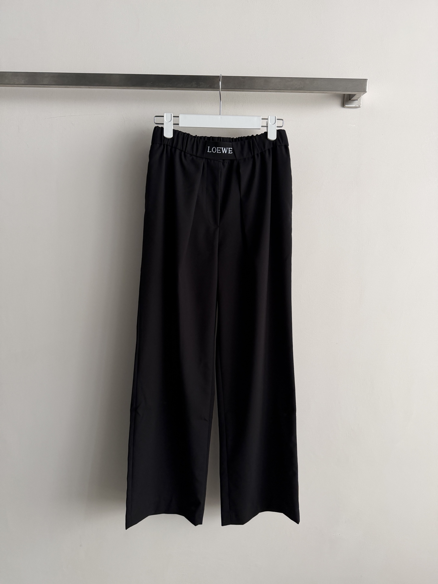 NO:933176,LOEW*26FW new pleated trousers, great drape and comfort!  High waist + elastic waistband design, matched with brand logo, full of details. Loose straight pants, flattering leg shape and looking smart, can be easily controlled for commuting, work, and leisure. Black is versatile, gray green is more advanced, can be worn in all seasons, it is a must-have classic item in the wardrobe!  SML, Loewe-clothing,loewe,loewe,19860909LOEW*26FW新款褶皱西裤,垂坠感和舒适度都超赞！高腰+松紧腰带设计,搭配品牌Logo,细节满分.宽松直筒裤型,修饰腿型又显干练,通勤、职场、休闲都能轻松驾驭.黑色百搭,灰绿更显高级,四季都能穿,是衣橱必备经典单品！SML,罗意威-服装,loewe,loewe,,Women's clothing