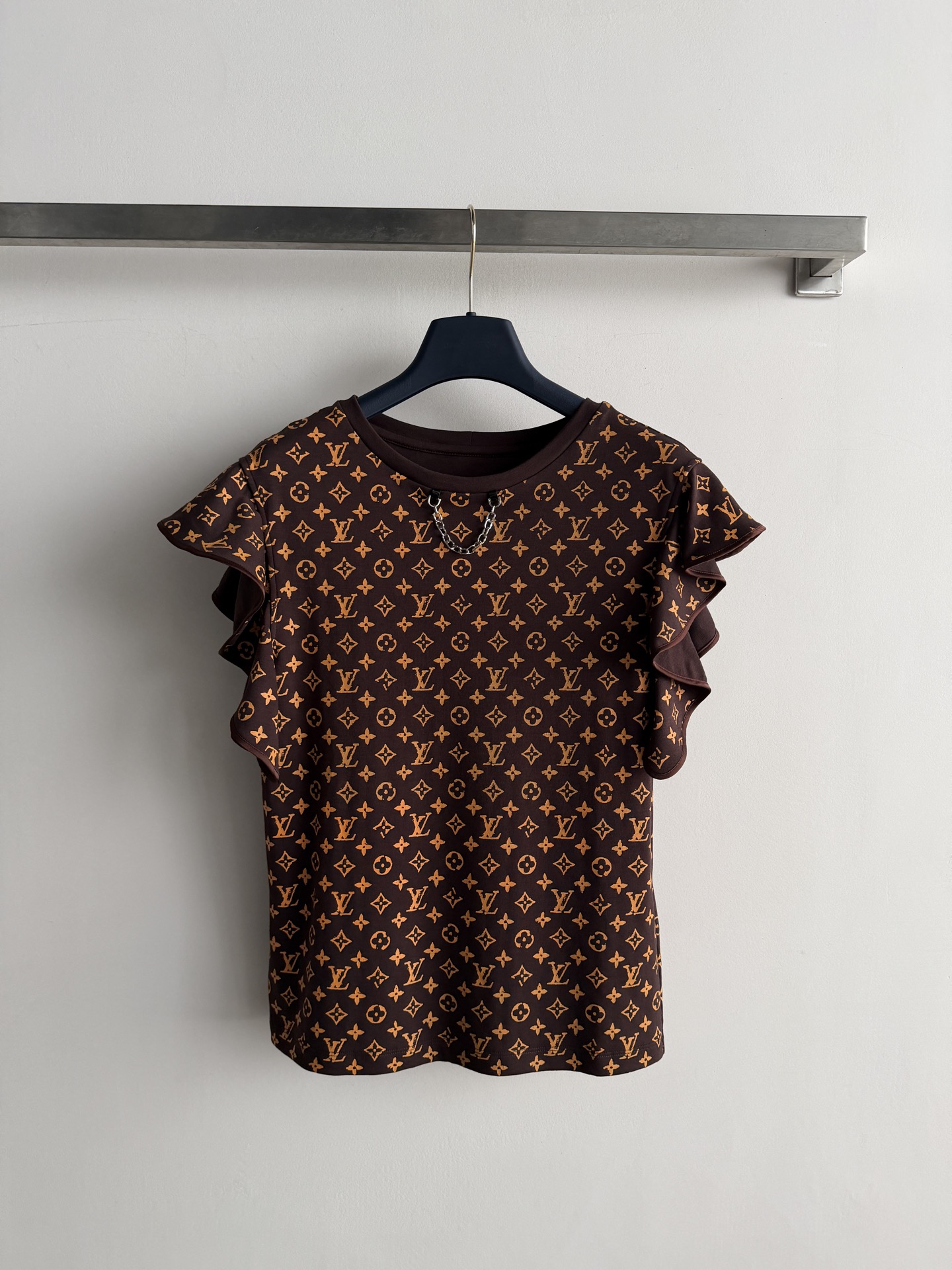 NO:933125,Louis Vuitto*'s new presbyopic ruffled T-shirt. Dark brown base with turmeric classic Monogram all over print, round neck + metal chain decoration on the neckline. The sleeves are ruffled flying sleeves design, soft but not sweet. The version is straight and slightly loose, made of cotton fabric, and has a good sense of walking in summer. SML, Louis Vuitton-clothing, louis vuitton, louis vuitton, tees, t-shirt,19860909Louis Vuitto*新款老花荷叶边T恤.深棕色底配姜黄经典Monogram满印,圆领+领口金属链条装饰.袖子是荷叶边飞袖设计,柔美但不甜腻.版型直筒微宽松,棉质面料,夏天穿行感很好.SML,路易威登-服装,louis vuitton,louis vuitton,tees，t-shirt,,Women's clothing