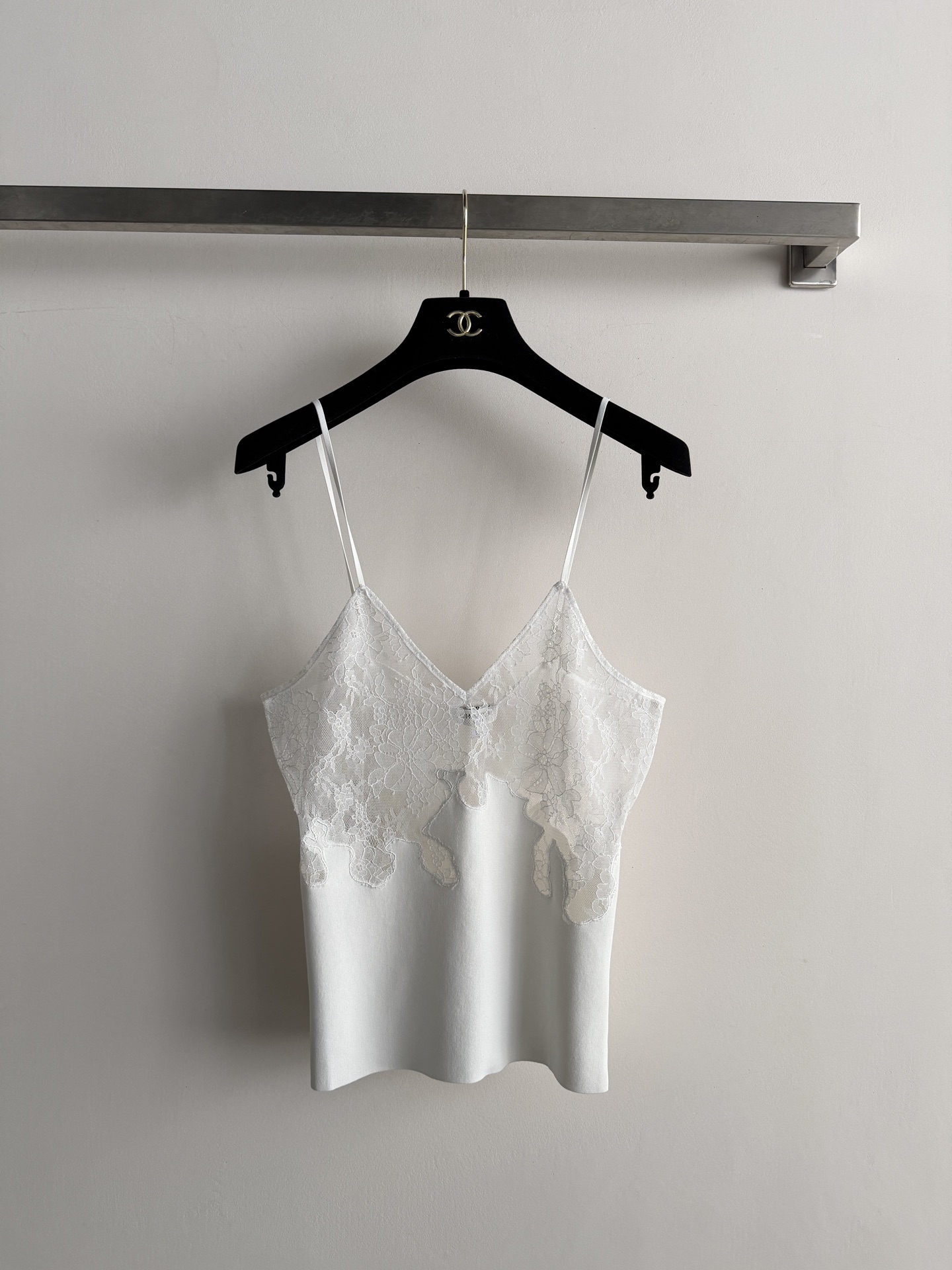 NO:934095,CHANE* lace stitching camisole. V-neck spaghetti strap design, upper body covered with floral lace, and the edges are irregularly wavy and naturally drooping. Close-fitting short style. Mint green is refreshing, white is versatile, and black is cool. Three colors are available to look good in summer. SML,,chanel,19860909CHANE*蕾丝拼接吊带背心.V领细肩带设计,上半身花卉蕾丝覆盖,边缘呈不规则波浪形自然垂落.贴身短款.薄荷绿清爽,白色百搭,黑色酷感,三色可选夏天怎么穿都出片.SML,,chanel,,Women's clothing