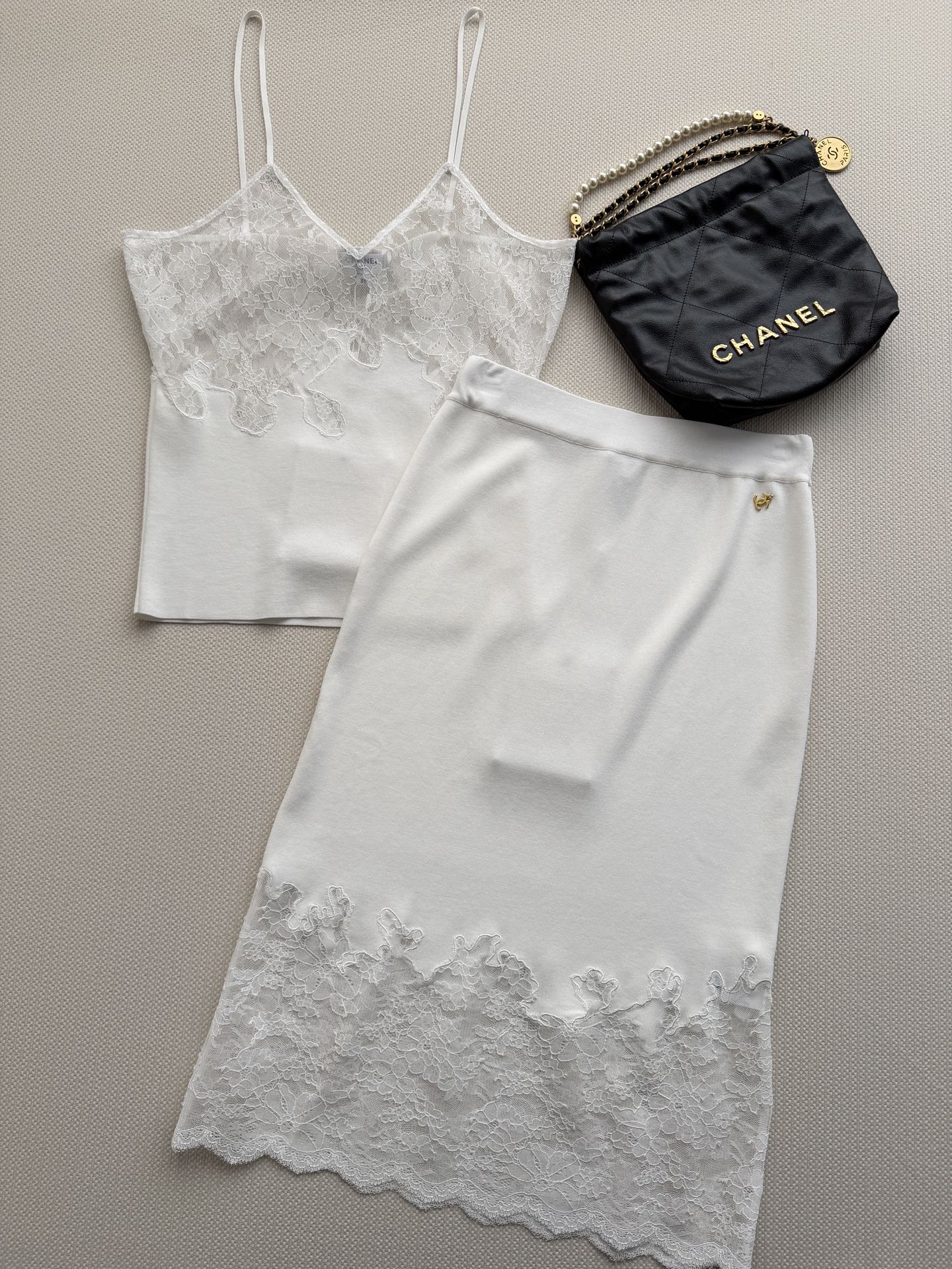 NO:934090,CHANE* lace splicing skirt. High-waist H skirt version, upper body made of pure knitted fabric, hem spliced ​​with floral lace of the same color, wavy edge design at the hem, golden logo embellishment on the side and matching lace suspenders from the same series. It is a complete set, refreshing and whitening, three colors available for summer photography. SML,,chanel,skirts,19860909CHANE*蕾丝拼接半裙.高腰H裙版型,上半身纯针织面料,下摆拼接同色花卉蕾丝,下摆波浪边设计,侧面金色logo点缀搭配同系列蕾丝吊带成套穿很完整,清爽显白,三色可选夏天拍照出片.SML,,chanel,skirts,,Women's clothing