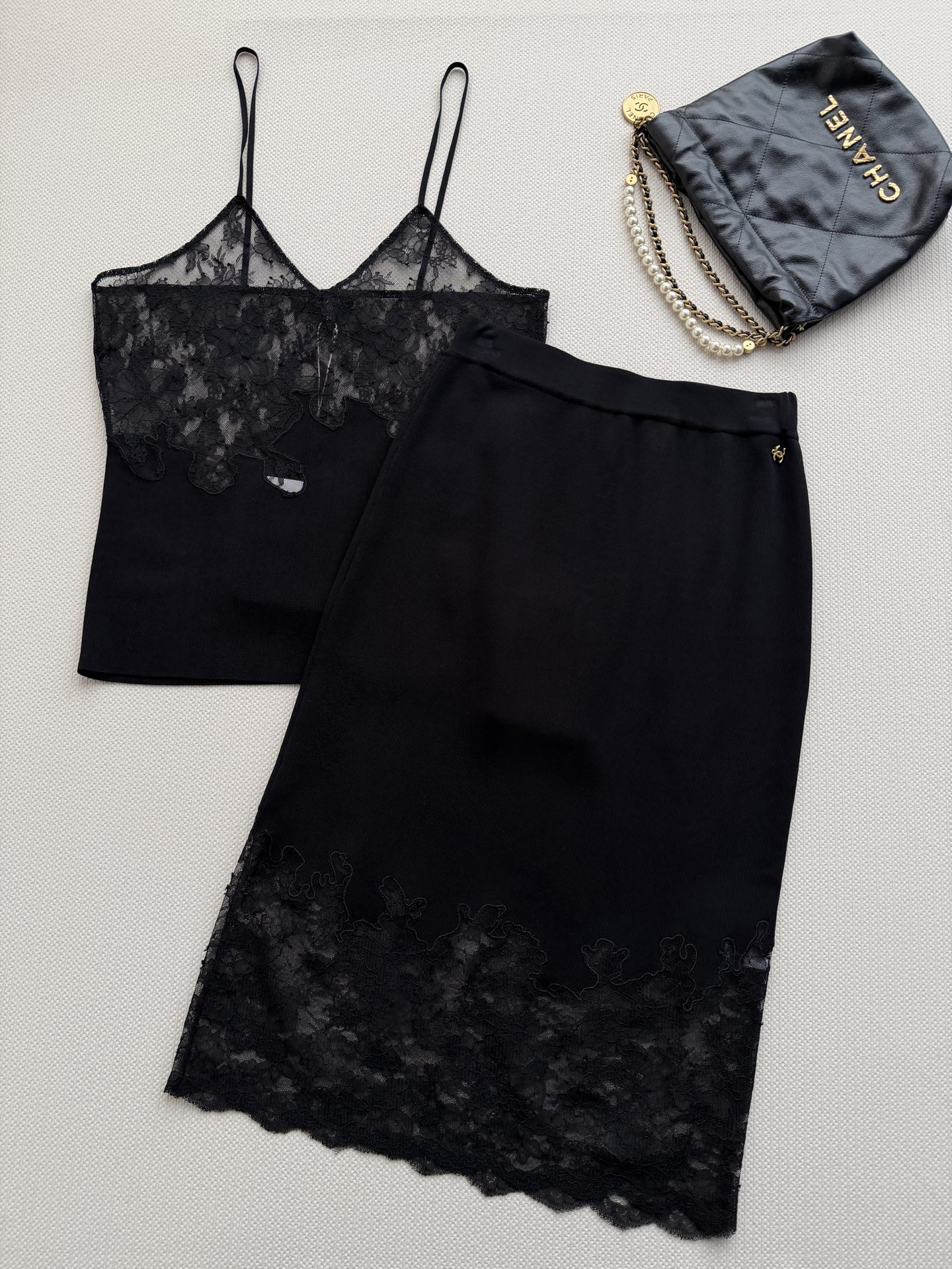 NO:933144,CHANE* lace splicing skirt. High-waist H skirt version, upper body made of pure knitted fabric, hem spliced ​​with floral lace of the same color, wavy edge design at the hem, golden logo embellishment on the side and matching lace suspenders from the same series. It is a complete set, refreshing and whitening, three colors available for summer photography. SML, Chanel-clothing, chanel, chanel, skirts,19860909CHANE*蕾丝拼接半裙.高腰H裙版型,上半身纯针织面料,下摆拼接同色花卉蕾丝,下摆波浪边设计,侧面金色logo点缀搭配同系列蕾丝吊带成套穿很完整,清爽显白,三色可选夏天拍照出片.SML,香奈儿-服装,chanel,chanel,skirts,,Women's clothing