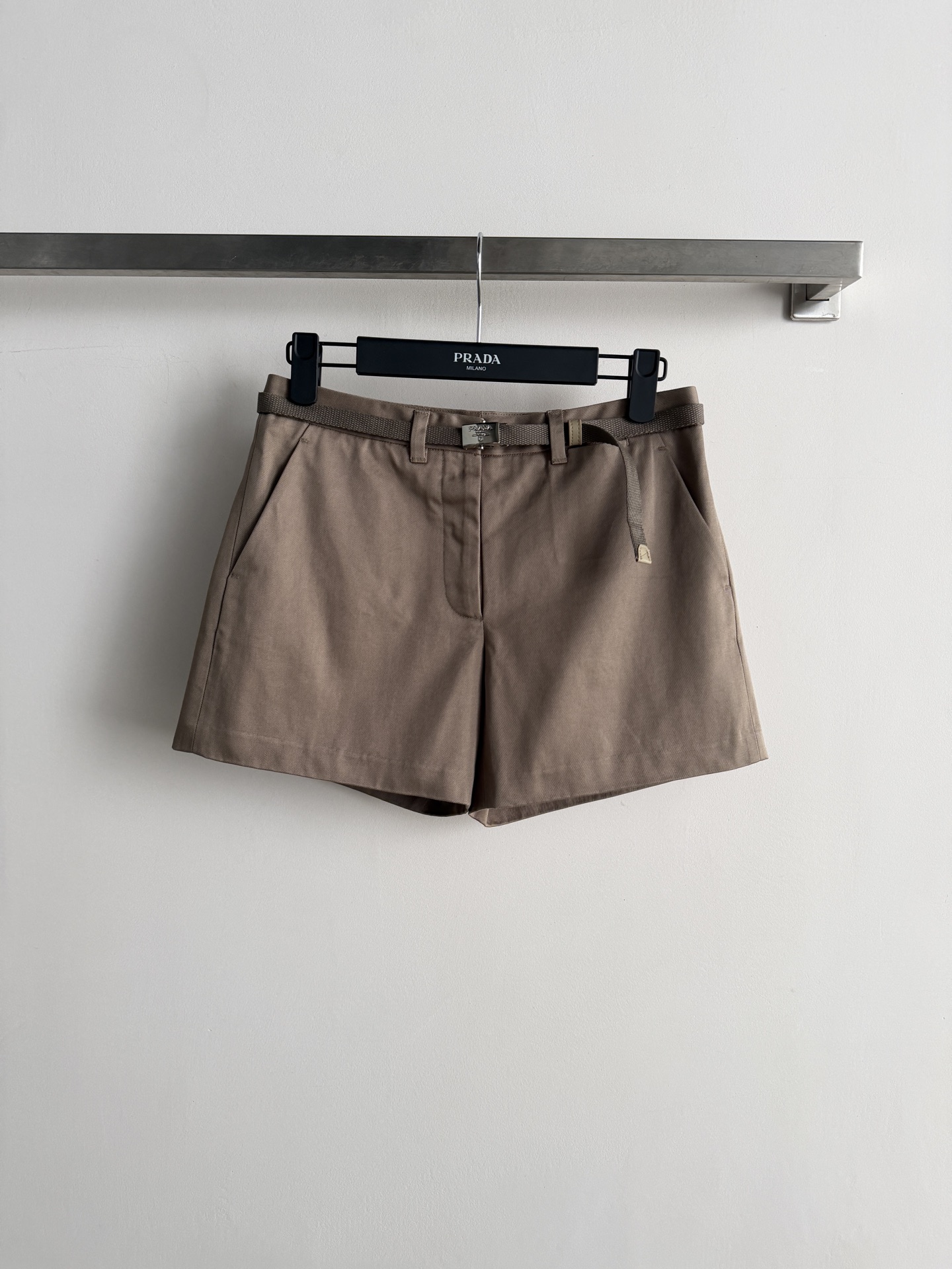 NO:933150,Prad*26 new style work shorts. Comes with a belt of the same color. The fabric is crisp and stylish, and the super shorts make the legs look longer. They are very neat to wear with shirts and sweaters in summer, and are suitable for commuting and leisure. SML, Prada-clothing, prada, prada, shorts, shirts,19860909Prad*26新款工装短裤.配同色系腰带.面料挺括有型,超短裤显腿长.夏天搭衬衫、针织衫都很利落,通勤休闲两不误.SML,普拉达-服装,prada,prada,shorts,shirts,,Women's clothing