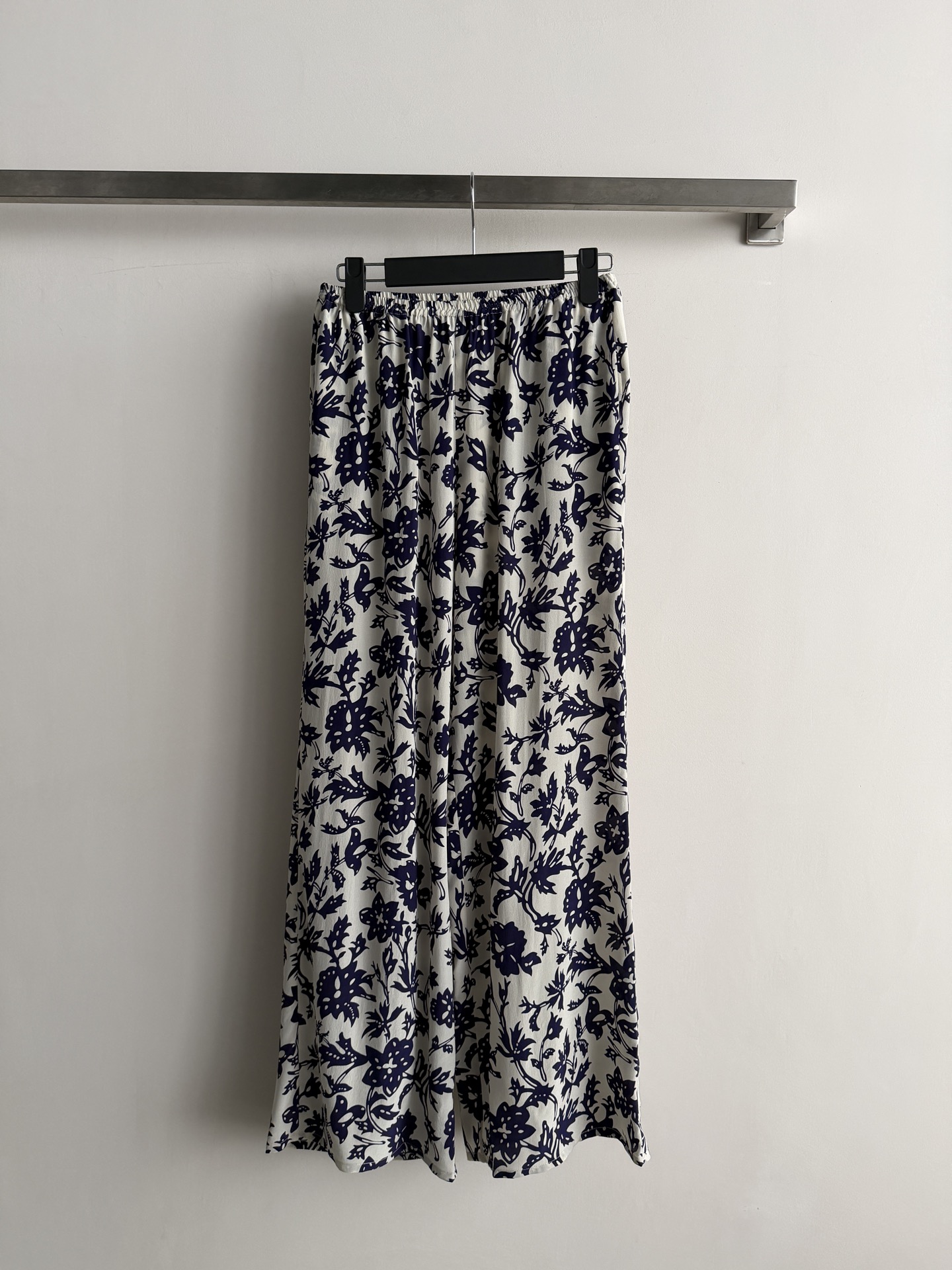 NO:933156,Loro Pian* new blue and white floral printed silk trousers, with off-white bottom and dark blue flowers, full of oriental charm. The silk fabric is light and breathable, with great drape and gloss. It is super comfortable to wear in summer!  Loose straight leg + elastic waist, flattering the leg shape and comfortable, can be easily used in daily life, vacation, and party. Paired with a white shirt or a series of shirts, the elegant temperament is directly completed ~ SML, women's clothing, loro piana, shirts, real silk,19860909Loro Pian* 新款蓝白花卉印花真丝长裤,米白底配深蓝花卉,东方韵味满满.真丝面料轻盈透气,垂坠感和光泽感都很赞,夏天穿超舒服！宽松直筒+松紧腰,修饰腿型又自在,日常、度假、聚会都能轻松驾驭.搭配白衬衫或系列衬衣,优雅气质直接拉满～SML,女装,loro piana,shirts,real silk,,Women's clothing