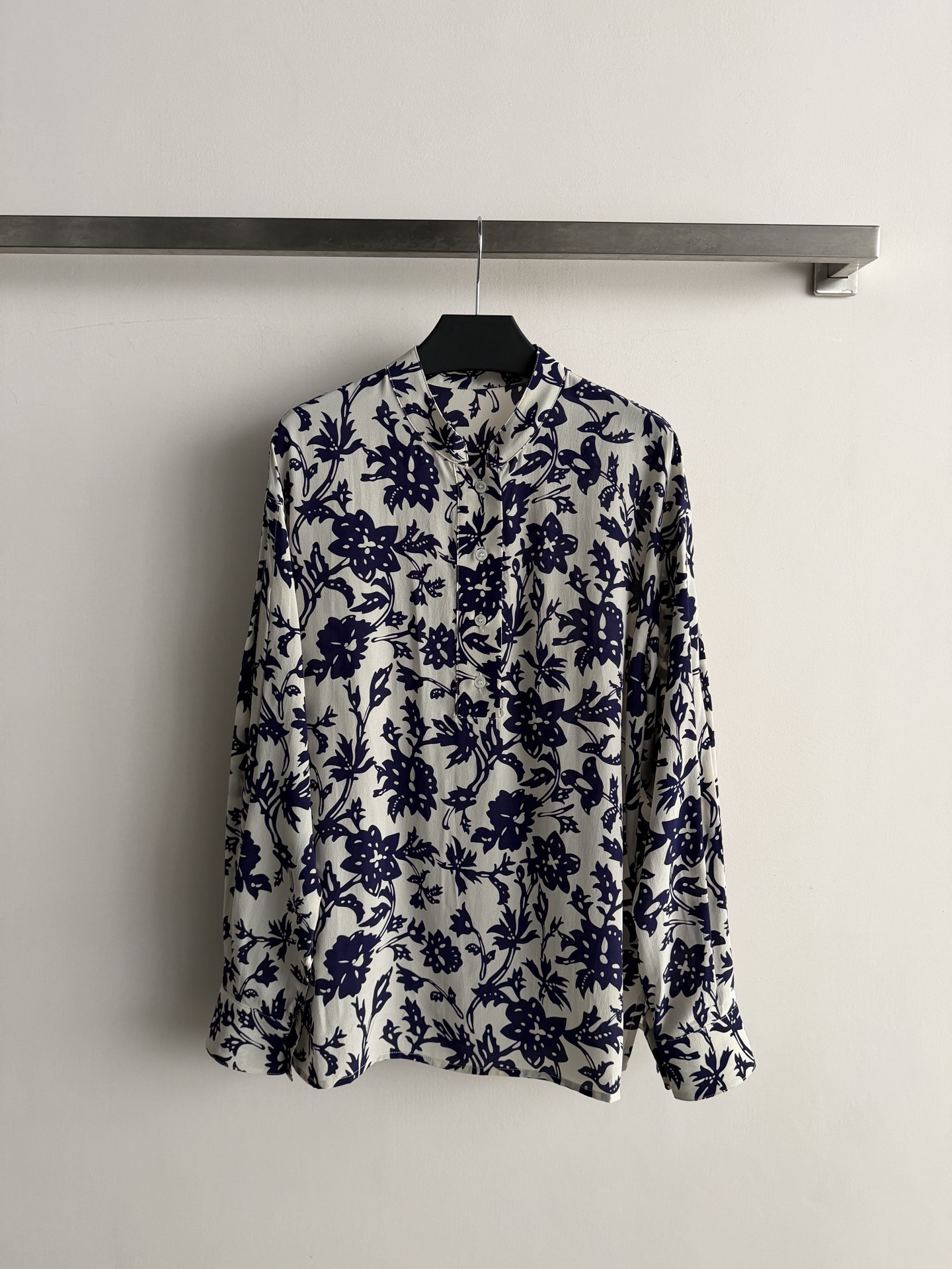 NO:933162,Loro Pian's latest new blue and white floral silk shirt is made of mulberry silk. It has a light and smooth texture, excellent breathability, and is super comfortable to wear in spring and summer!  Blue and white floral print + Chinese stand collar, elegant and oriental charm. Drop shoulder design + button cuffs, full of details, easy to control for commuting and vacation ~ It has both quality and design, suitable for you who pursue texture!  SML,women's clothing,loro piana,shirts,real silk,19860909Loro Pian*新款蓝白花卉真丝衬衫,采用桑蚕丝,质地轻盈柔滑,透气性超赞,春夏穿超舒服！蓝白花卉印花+中式立领,优雅又有东方韵味.落肩设计+纽扣袖口,细节满分,通勤、度假都能轻松驾驭～品质与设计感兼具,适合追求质感的你！SML,女装,loro piana,shirts,real silk,,Women's clothing