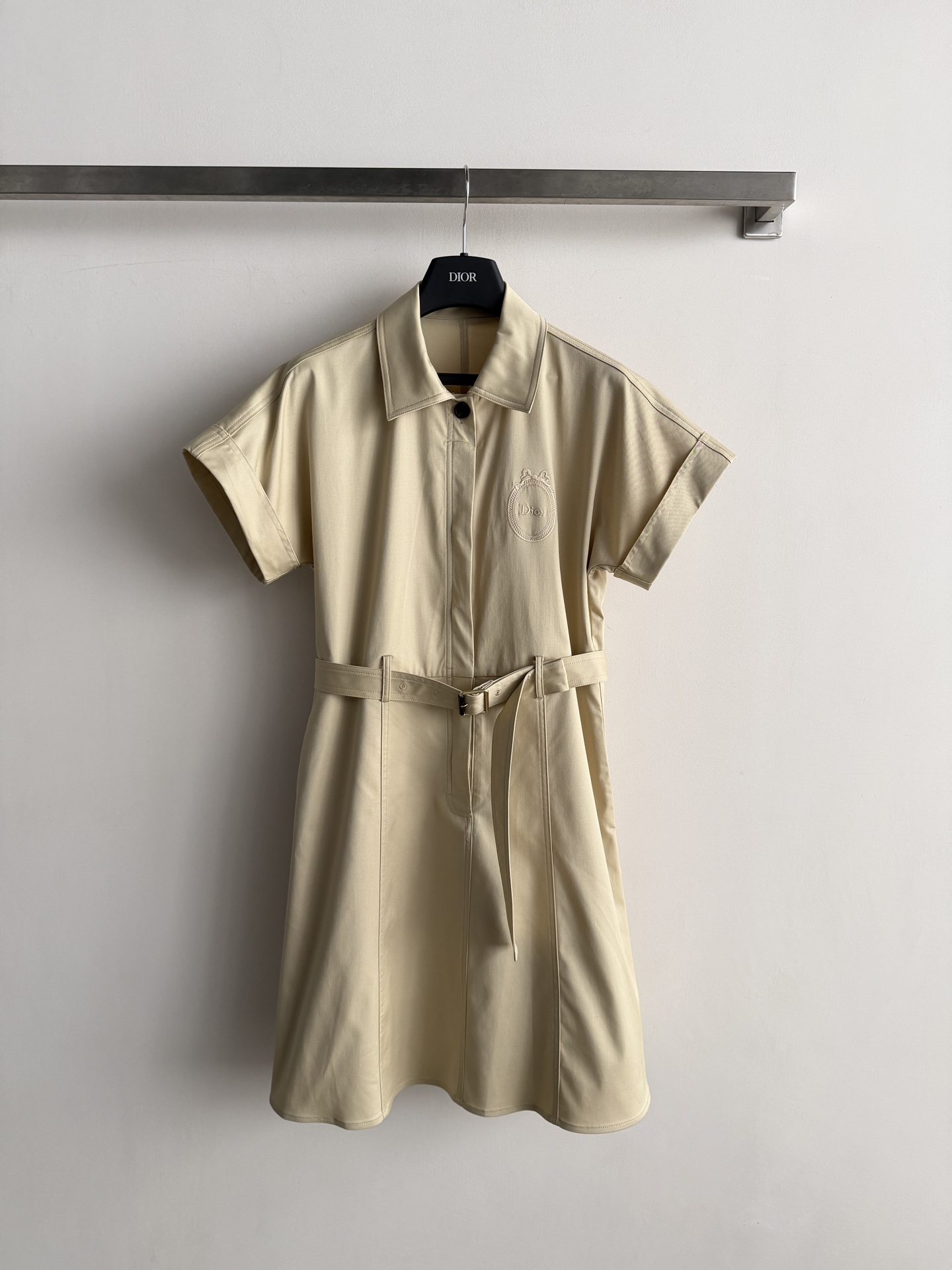 NO:933172,Dio*26's new shirt dress is decorated with Dio* Médaillon signature patch embroidery, echoing the 18th-century elegant rococo aesthetics of the D Salon. It is knee-length with a flared silhouette, and the same-tone belt is decorated with a gold-finish metal belt buckle. It can be matched with other Dior Médaillon signature items to create a sophisticated look. SML, Dior-clothing, dior, dior, skirts, shirts,19860909Dio*26新款衬衫式连衣裙饰以 Dio*Médaillon 标志补丁刺绣,呼应 D沙龙 18 世纪优雅洛可可风格美学.及膝长度搭配喇叭形廓形,同色调腰带饰以金色饰面金属腰带扣.可与其他 Dior Médaillon 标志单品搭配,打造精致造型ＳＭＬ,迪奥-服装,dior,dior,skirts,shirts,,Women's clothing