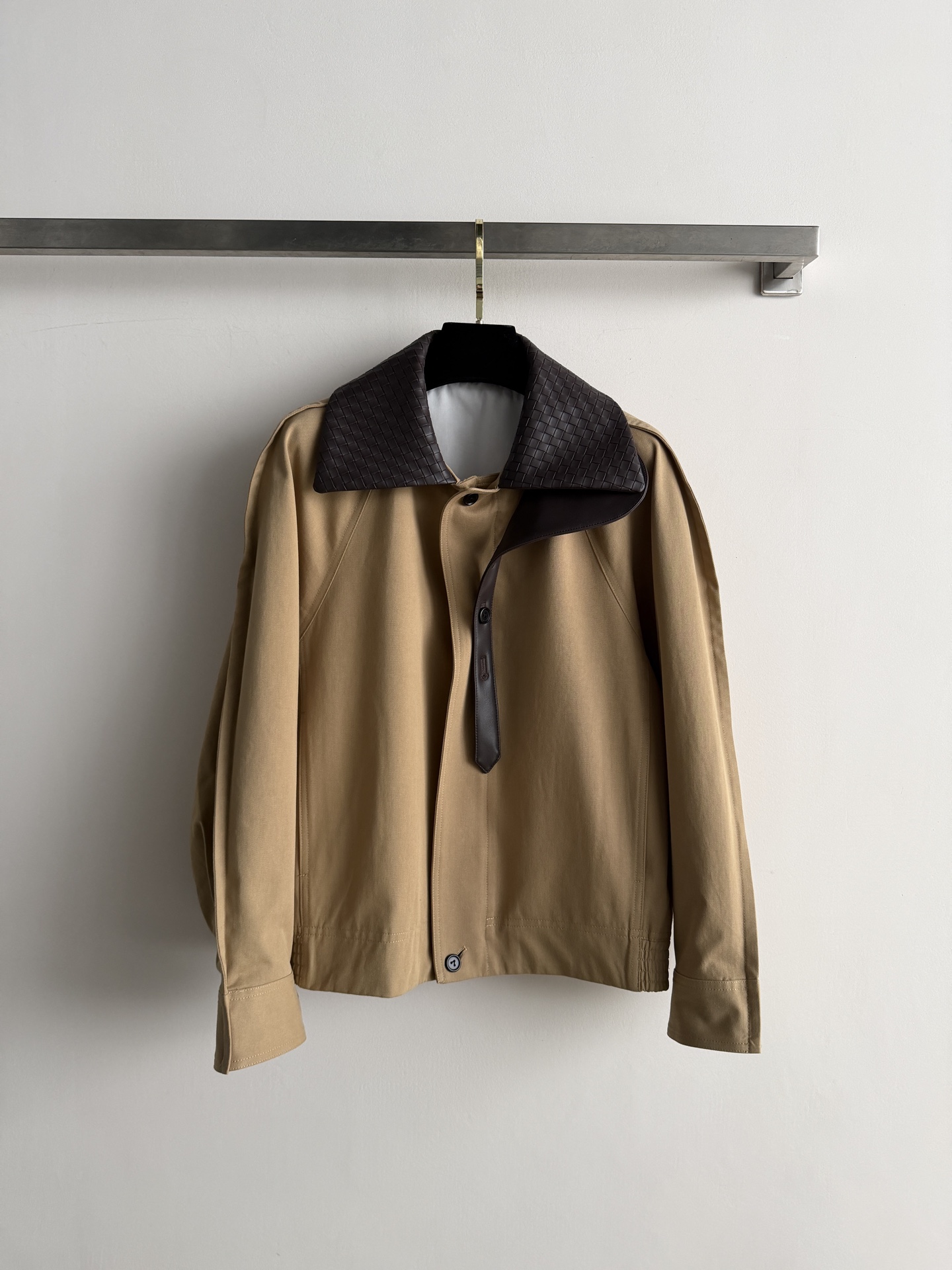NO:933168,Bottega Venet*26FW new leather collar jacket is made of classic khaki workwear fabric, with a dark brown woven leather collar, low-key and recognizable. Loose-fit dropped shoulder design + zipper and button combined with bat sleeve tailoring, retro American pilot style, perfect for spring and autumn alone or early winter!  It can be easily used for daily commuting and leisure. It goes well with jeans or skirts. It is a practical and fashionable versatile item. SML, Bottega Veneta-clothing,bottega veneta,bottega veneta,skirts,jeans,jackets & coats,jackets & coats,19860909Bottega Venet*26FW新款皮领夹克外套采用经典卡其色工装面料,搭配咖啡深色编织皮领,低调又有辨识度.宽松版型落肩设计+拉链与纽扣结合蝙蝠袖剪裁,复古美式飞行员风格,春秋单穿或初冬都很OK！日常通勤、休闲都能轻松驾驭,搭配牛仔裤或裙装都很出彩,是实用又时髦的百搭单品ＳＭＬ,葆蝶家-服装,bottega veneta,bottega veneta,skirts,jeans,jackets & coats,jackets & coats,,Women's clothing
