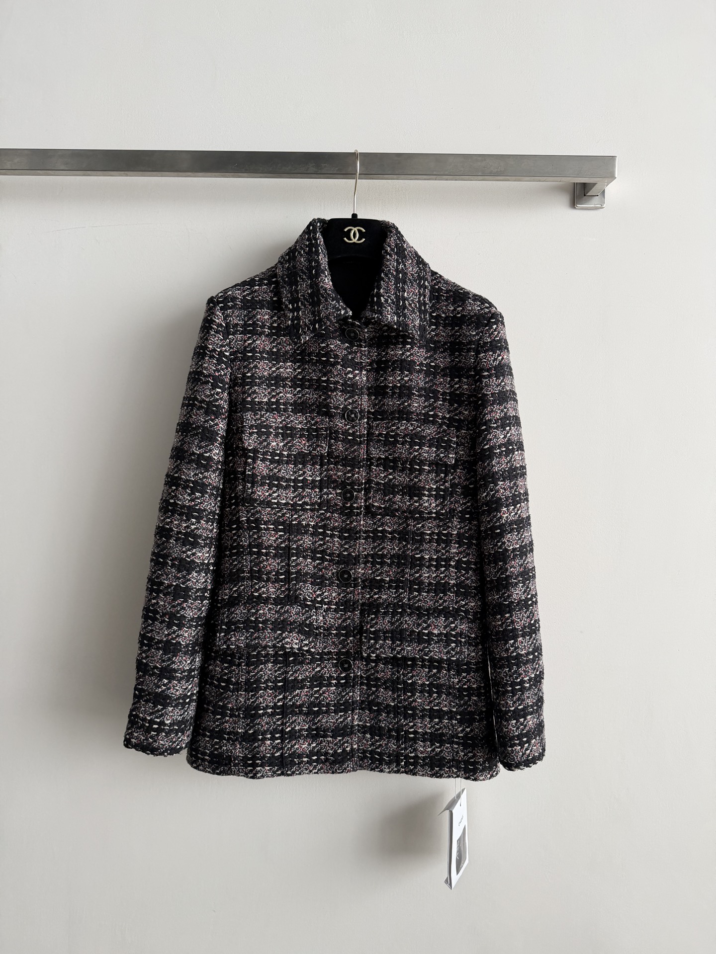 NO:934078,Chane*26FW new tweed jacket, designed by Matthieu Blazy, made of classic tweed material, fine plaid weaving, perfect texture!  The front shoulder is neatly cut, and the upper body is elegant and upright, which can be easily worn for daily commuting or formal occasions. Tweed is Chanel's iconic element, and it goes well with shirts, dresses or trousers, easily creating a high-end style!  36.48.40!  ,,chanel,chanel,skirts,jackets & coats,shirts,19860909Chane*26FW新款粗花呢外套,由Matthieu Blazy设计,经典斜纹软呢材质,细腻格纹编织,质感满分！正肩剪裁利落,上身显优雅端正日常通勤或正式场合都能轻松驾驭.粗花呢是香奈儿标志性元素,搭配衬衫、连衣裙或裤装都很出彩,轻松打造高级感穿搭风格！36.48.40 ！,,chanel,chanel,skirts,jackets & coats,shirts,,Women's clothing