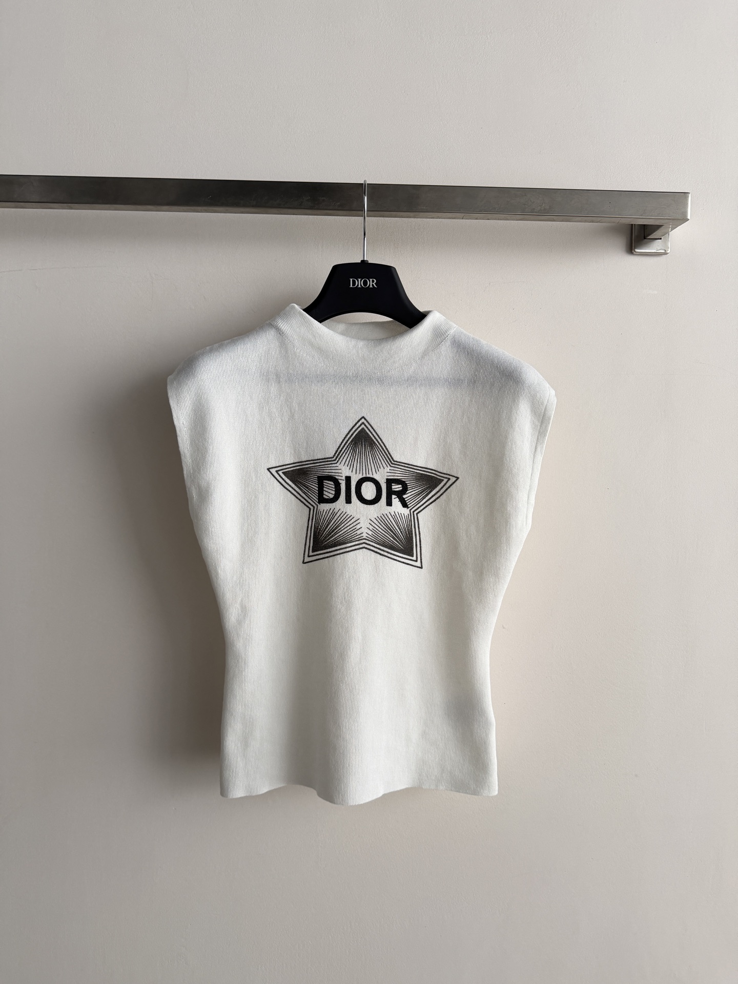 NO:934699,Dio*'s new star knitted sweater has a slim fit. There is a large radiating star pattern on the chest, with the D letter logo in the middle. The contrast between the black lines on the white background is very clear. The Tencel fabric is elastic and stiff, and the version is close-fitting and short. It can be worn with wide-leg jeans and white shoes - white on top and blue on the bottom is the most classic, with a big star logo.  Make the highlight, and subtract the rest to make it complete. Pair it with a pleated skirt - white suppresses the sweetness of the skirt, and add a pair of ballet shoes for a date or outing. SML,, dior, dior, skirts, jeans,19860909Dio*新款星星针织衫,修身版型,胸前有一个大大的放射线星星图案,中间是 D家字母标,黑色线条在白底上反差很清晰.天丝面料有弹性和挺度,版型偏贴身短款,搭阔腿牛仔裤+小白鞋——上白下蓝最经典,星星大 logo 做亮点,其余做减法就很完整.搭百褶裙——白色压住裙子的甜,加一双芭蕾舞鞋约会出街都行.SML,,dior,dior,skirts,jeans,,Women's clothing