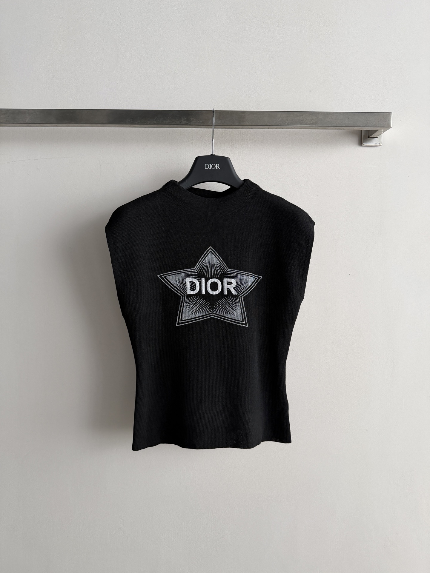 NO:933636,Dio*'s new star knitted sweater has a slim fit. There is a large radiating star pattern on the chest, with the D letter logo in the middle. The contrast between the black lines on the white background is very clear. The Tencel fabric is elastic and stiff, and the version is close-fitting and short. It can be worn with wide-leg jeans and white shoes - white on top and blue on the bottom is the most classic, with a big star logo.  Make the highlight, and subtract the rest to make it complete. Pair it with a pleated skirt - white to suppress the sweetness of the skirt, and add a pair of ballet shoes for a date and go out. SML, Dior-clothing, dior, dior, dior, skirts, jeans,19860909Dio*新款星星针织衫,修身版型,胸前有一个大大的放射线星星图案,中间是 D家字母标,黑色线条在白底上反差很清晰.天丝面料有弹性和挺度,版型偏贴身短款,搭阔腿牛仔裤+小白鞋——上白下蓝最经典,星星大 logo 做亮点,其余做减法就很完整.搭百褶裙——白色压住裙子的甜,加一双芭蕾舞鞋约会出街都行.SML,迪奥-服装,dior,dior,dior,skirts,jeans,,Women's clothing