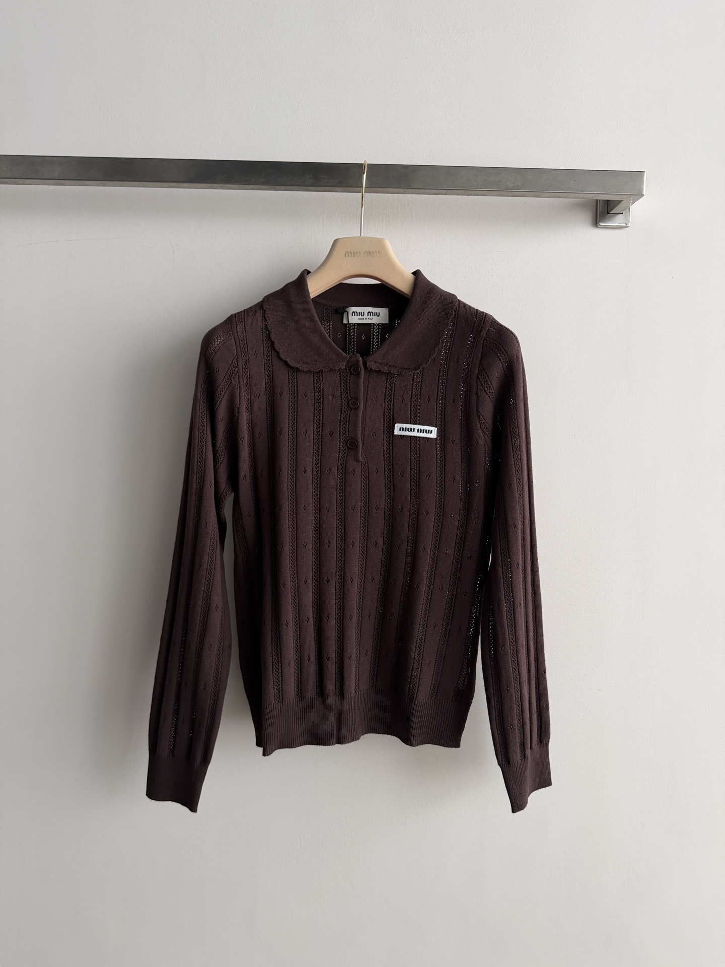 NO:933644,Miu Mi* baby-neck hollow sweater, long-sleeved slim fit, wavy lace on the edge of the lapel, three buttons on the collar placket, and a small Miu Miu logo on the left chest. Vertical stripes hollow pattern all over the body, the fabric is soft and slightly stretchy. The upper body is very comfortable, paired with a pleated skirt and loafers, the most classic Miu  This style is worn with a collegial feel and is perfect for taking photos on the street. Wear it with wide-leg jeans and ballet shoes - it makes you look slimmer and taller, relaxed and textured!  3 colors SML, Miumiu-clothing, miumiu, loafers, skirts, jeans,19860909Miu Mi* 娃娃领镂空针织衫,长袖修身版型,翻领边缘有波浪花边,领口门襟三颗纽扣装饰,左胸有 Miu Miu小标.全身竖条纹镂空花纹,面料柔软微弹.上身很舒适, 搭百褶短裙+乐福鞋最经典的 Miu 系穿法,学院感拉满,出街拍照很出片.搭阔腿牛仔裤+芭蕾鞋——更显瘦显高的方向,松弛又有质感！3色SML,缪缪-服装,miumiu,loafers,skirts,jeans,,Women's clothing