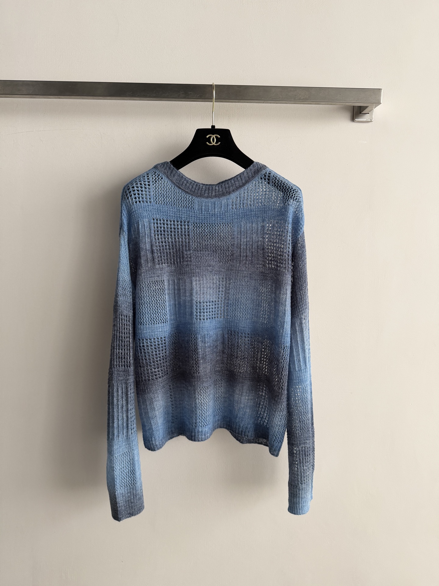 NO:934689,CHANE's latest gradient color mesh hollow sweater, round neck long-sleeved design, large-area mesh hollow weaving throughout the body, the fabric is light and drapey, with high transparency, suitable for outerwear. Pair it with a solid color suspender/vest + wide-leg pants - the most classic wear  Method, vaguely visible but not too revealing, wear a tube top and a high-waisted skirt - it's more on vacation, it's great for date photos, add a pair of mules or pointed sandals and it's complete. Pair it with a suspender skirt of the same color - the whole set is in dark tones, with hollows for layered embellishment, full of fashion sense!  SML,,chanel,sandals,skirts,19860909CHANE*新款渐变色网眼镂空针织衫,圆领长袖设计,全身大面积网格镂空织法,面料轻薄有垂感,透视度很高,适合做外搭罩衫.里面搭纯色吊带/背心+阔腿裤——最经典的穿法,若隐若现但不会太露,搭抹胸+高腰半裙——偏度假的方向,约会拍照很出片,加一双穆勒鞋或尖头凉鞋就很完整.搭同色系吊带裙——整套深色调,镂空做层次点缀,时尚感满满！SML,,chanel,sandals,skirts,,Women's clothing